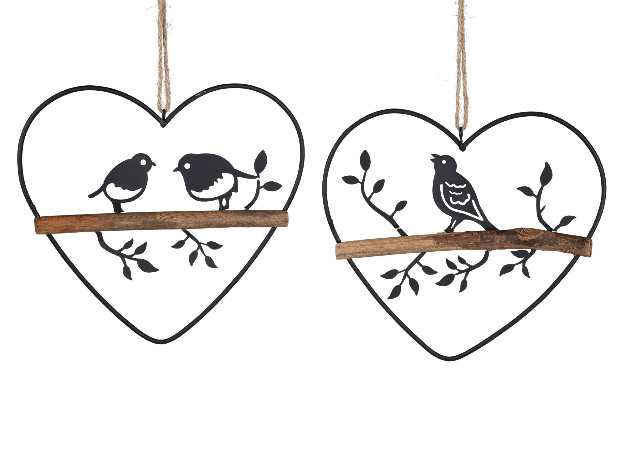 Zwei hängende Herzformen aus schwarzem Metall mit Vogelmotiven und Holzstangen, umgeben von stilisierten Zweigen.