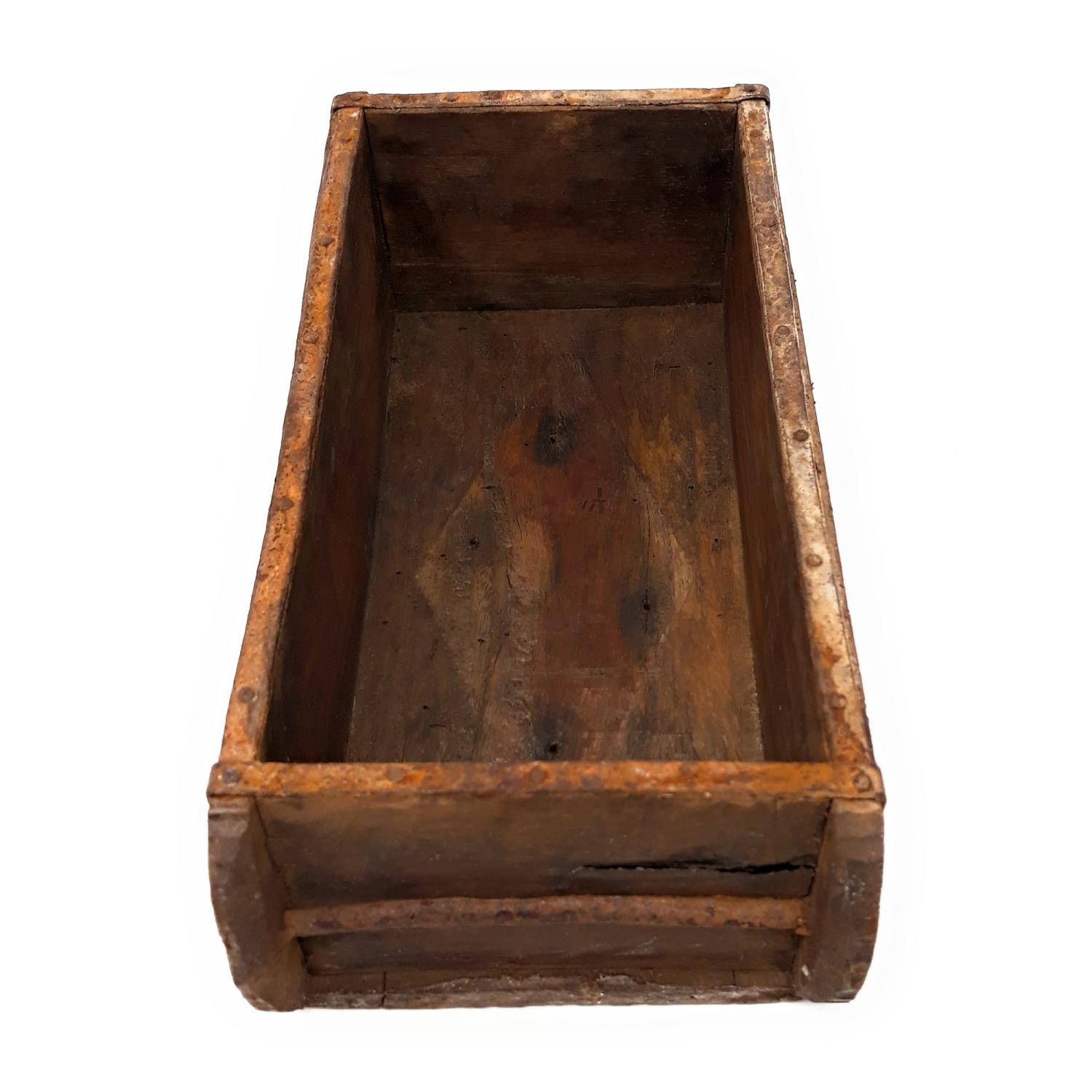 Holzkiste mit rechteckiger Form, offen und ohne Inhalt, zeigt eine raue, unregelmäßige Oberfläche und sichtbare Gebrauchsspuren.