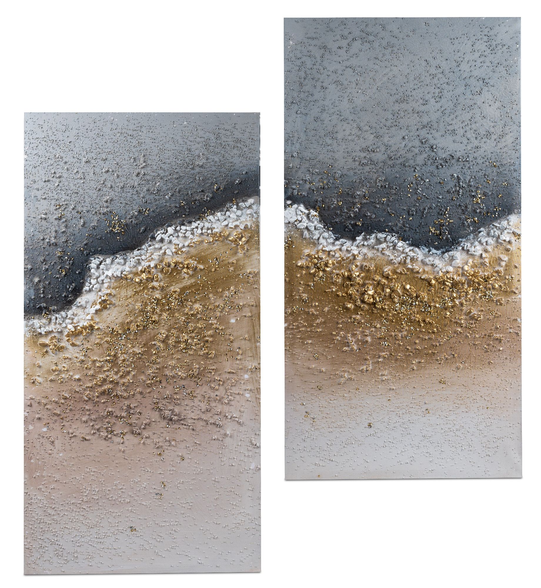 Zwei vertikale Gemälde mit abstrakten Mustern in Grau, Beige und Gold, die eine Küstenlandschaft darstellen.