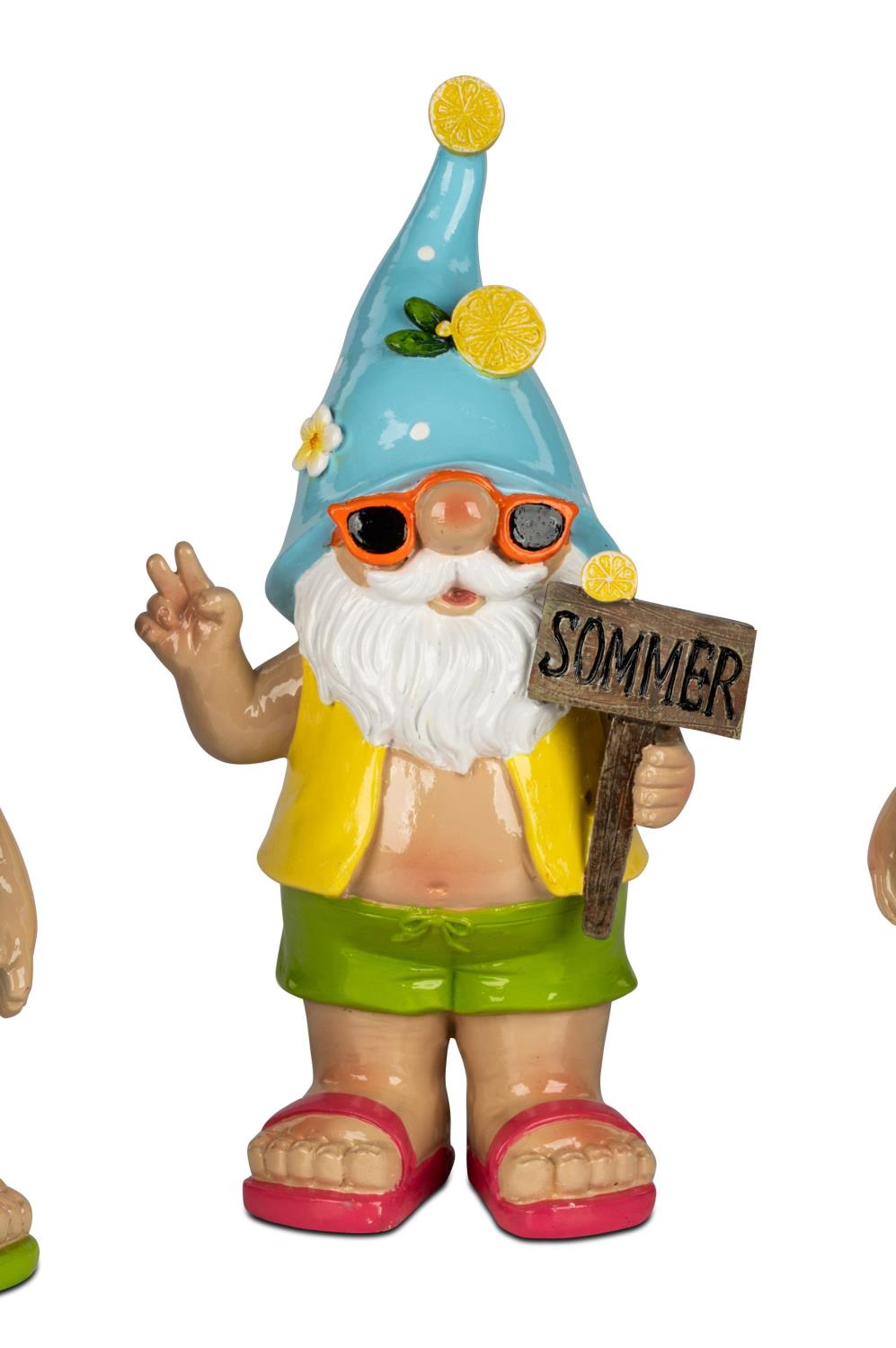 Ein Gartenzwerg mit blauer Mütze, Sonnenbrille und gelber Weste hält ein Schild mit der Aufschrift „Sommer“.