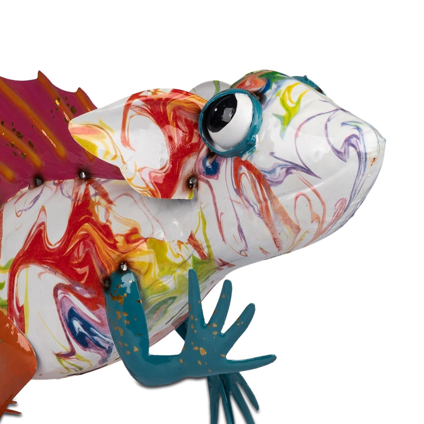 Bunte Skulptur eines Frosches mit großen Augen und farbigen Mustern auf der Oberfläche, in verschiedenen Positionen dargestellt.