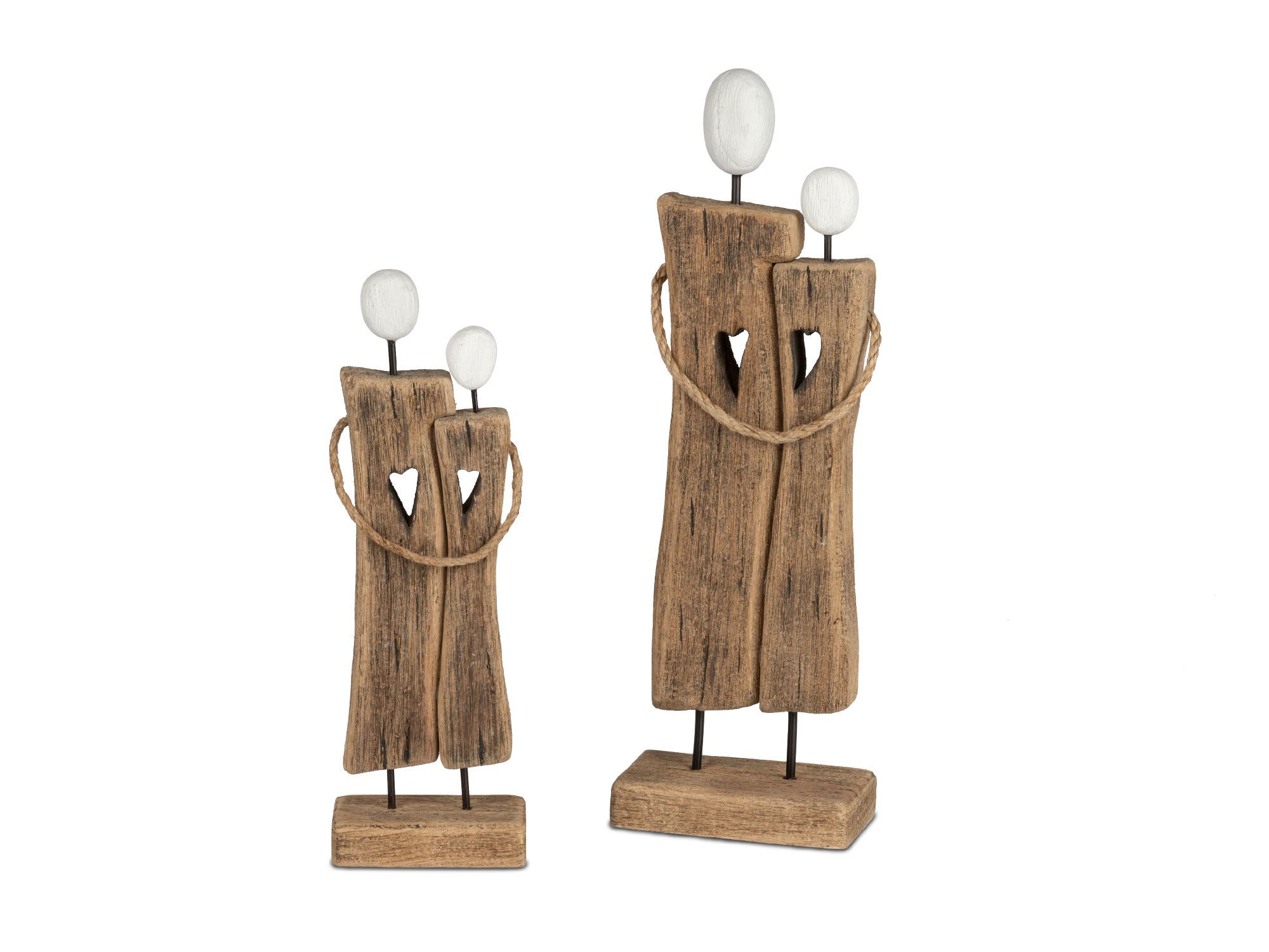 Zwei Holzfiguren, die eine Familie darstellen, mit runden Köpfen und einem Herzmotiv in der Mitte. S