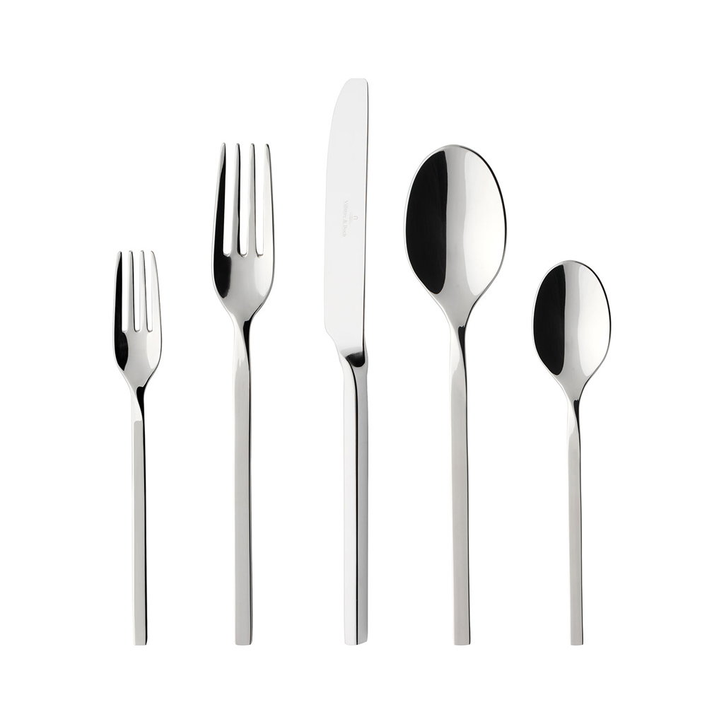 Fünf Bestecke: ein kleiner Gabel, eine große Gabel, ein Messer, ein Esslöffel und ein kleiner Löffel