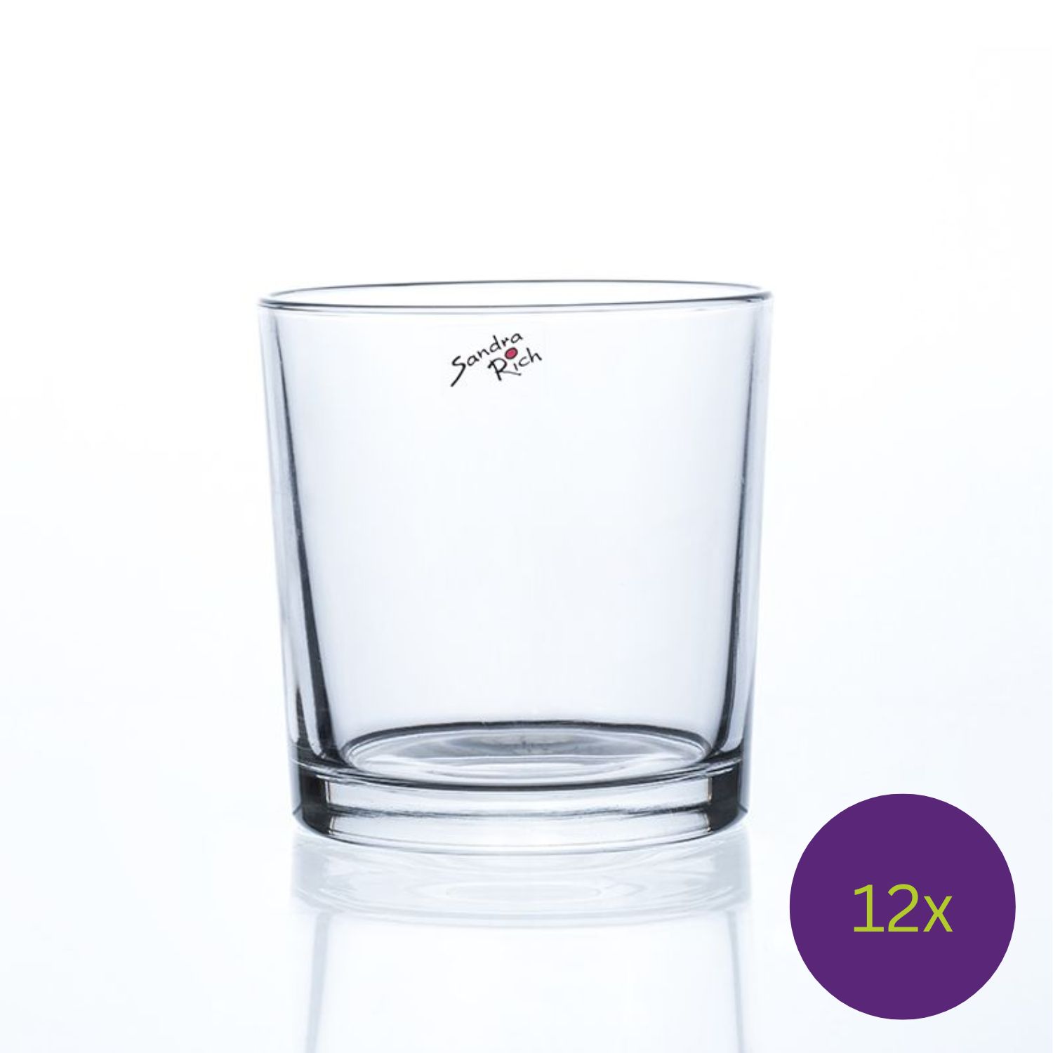Ein transparenter Glasbecher mit geraden Wänden und einem stabilen Boden. Auf der Oberfläche ist eine Unterschrift zu sehen.