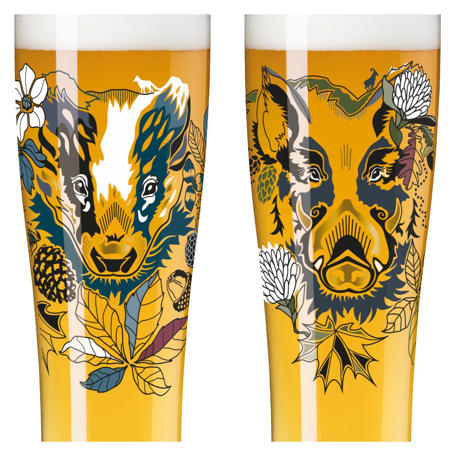 Zwei Gläser mit goldenem Getränk, verziert mit Illustrationen eines Dachs und eines Wildschweins sowie Pflanzenmotiven.