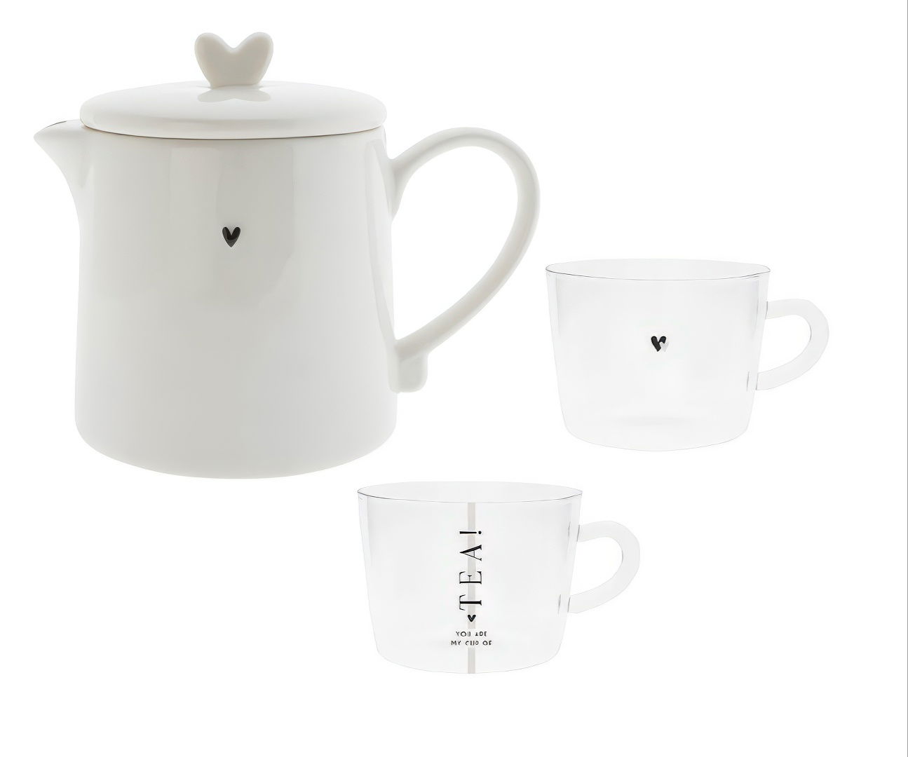 Weißer Teekessel mit Herzdeckel und zwei transparenten Tassen mit Herzmotiv und Schriftzug.