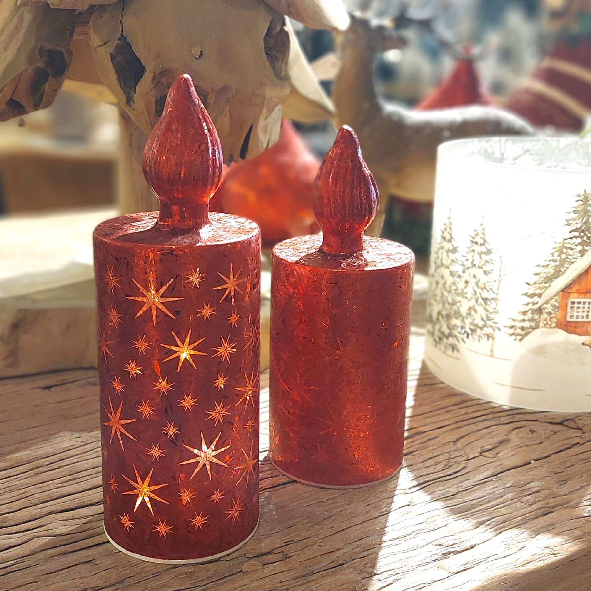 zwei LED Deko Kerzen FROSTY STARS Sterne rot in verschiedenen Größen auf Holztisch