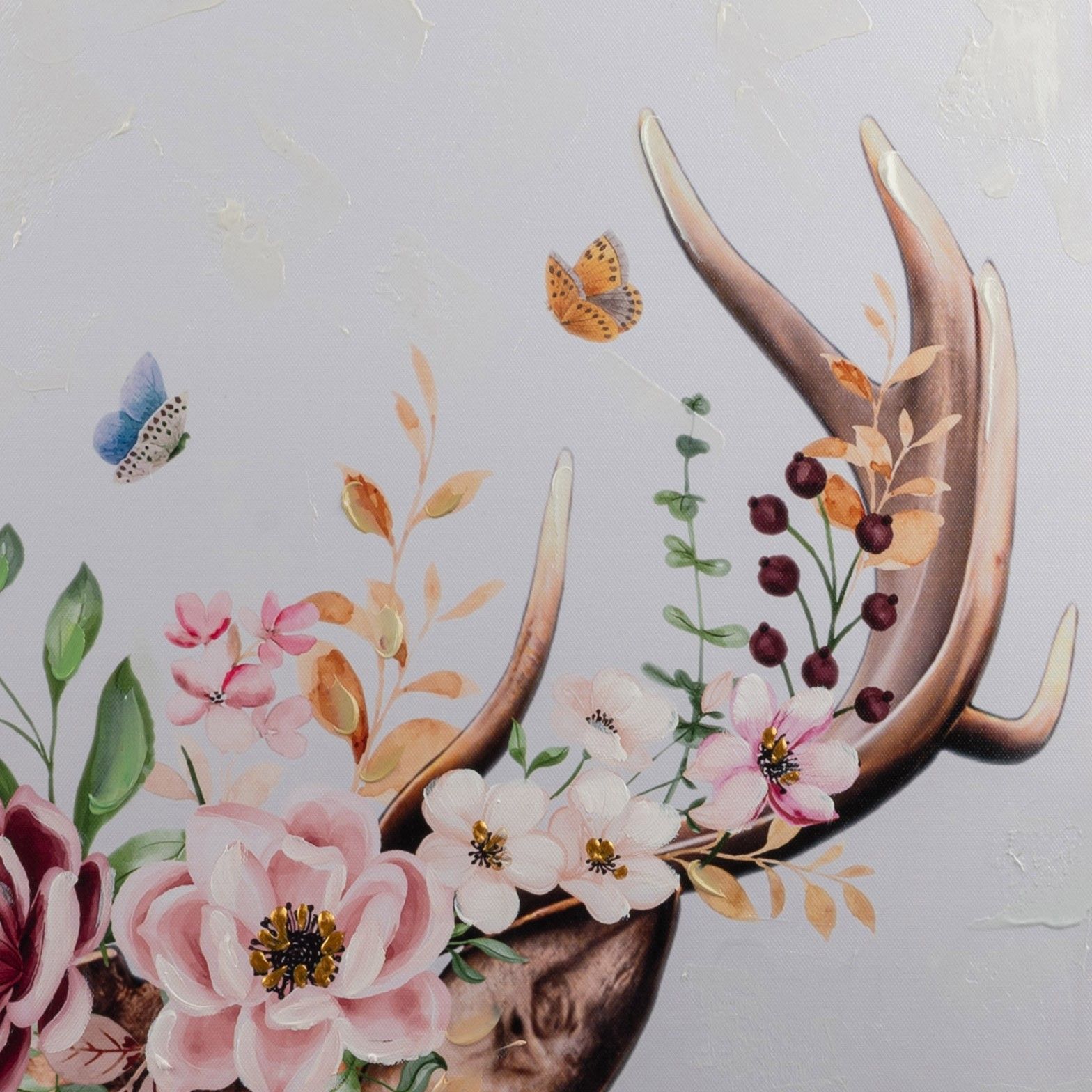 Ein Geweih mit bunten Blumen, Blättern und Schmetterlingen auf einem hellen Hintergrund.