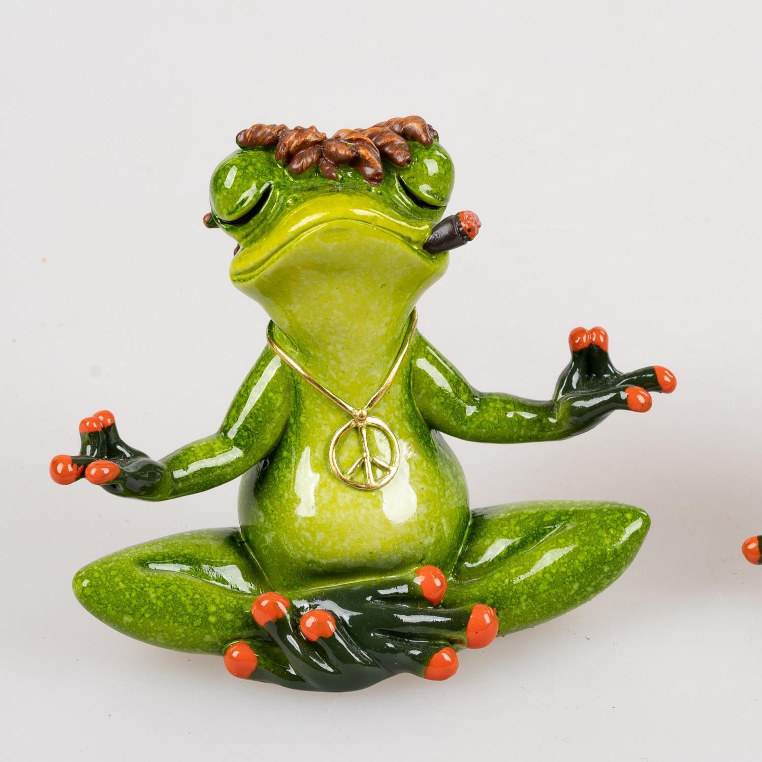 Froschhausen Dekofigur Hippie Yoga Frosch Raucher Höhe 10,5cm grün von FORMANO