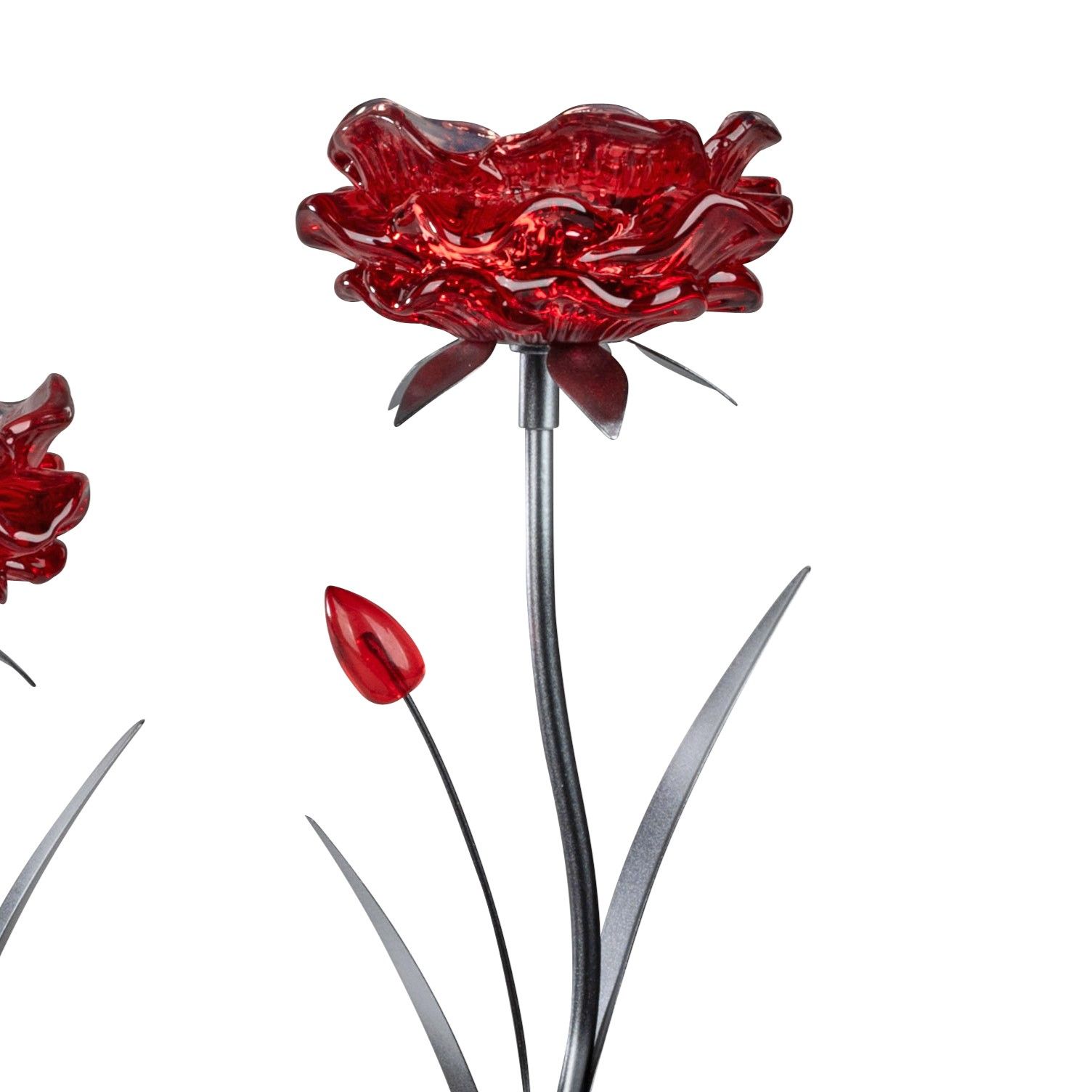 Rote Blume aus Glas mit geschwungenen Blütenblättern und einem silbernen Stiel, daneben eine kleine