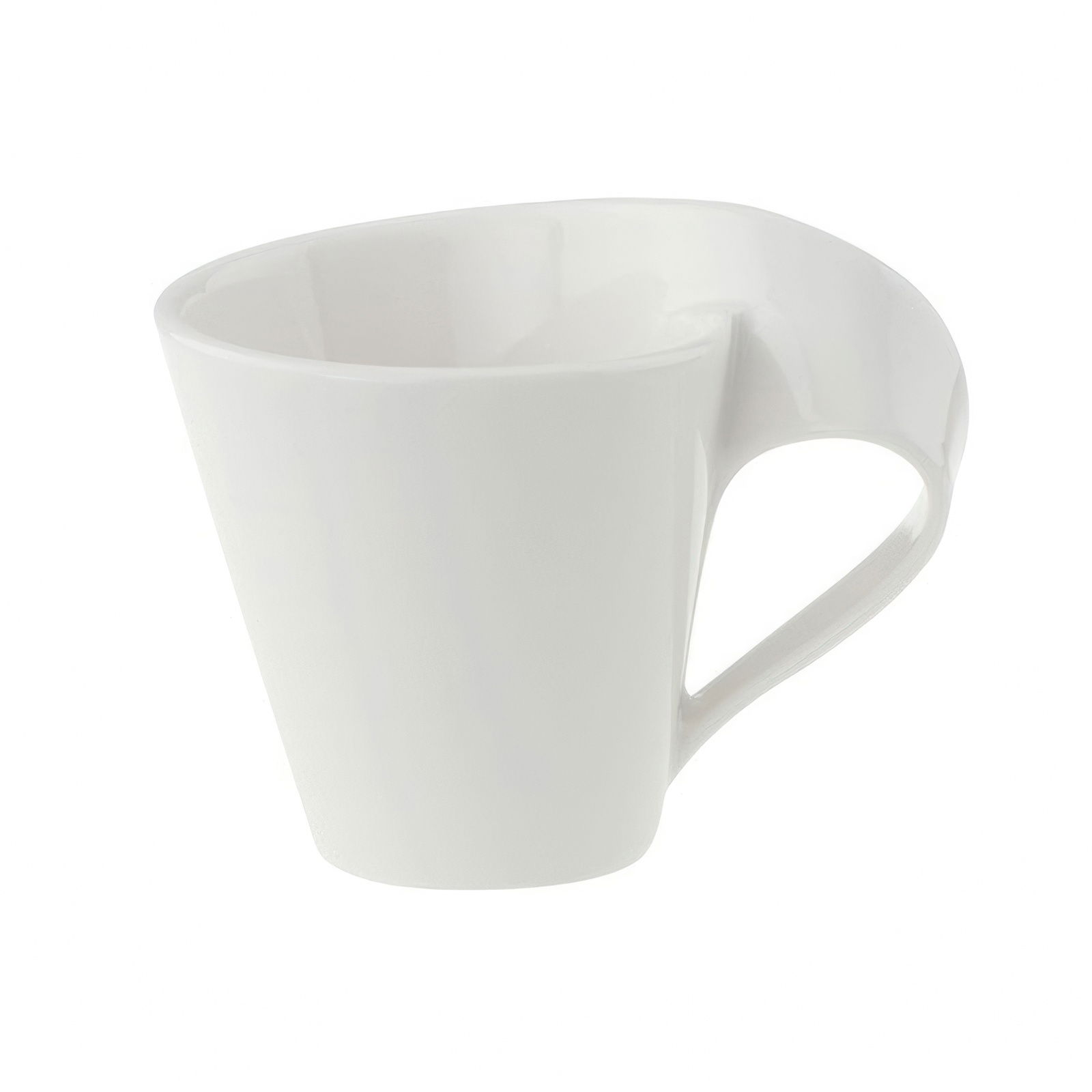 Weiße Tasse mit asymmetrischem Design und einem Griff auf der rechten Seite. Die Oberfläche ist glatt und glänzend.