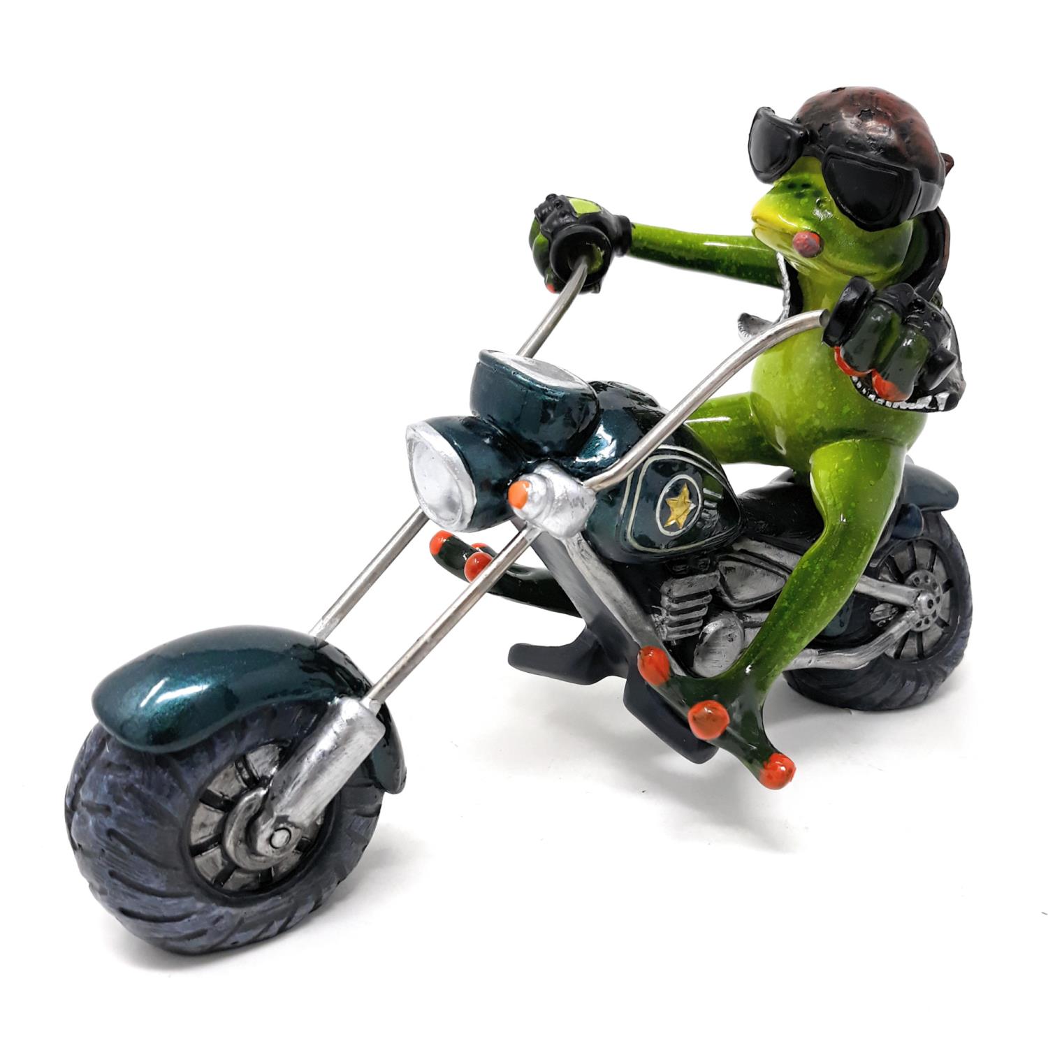 Eine grüne Froschfigur mit Sonnenbrille und Motorradhelm sitzt auf einem Motorrad und hält die Lenkstange.