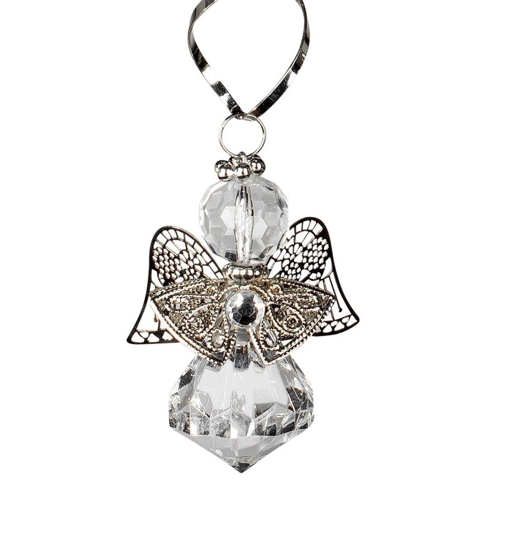 Ein transparenter Kristallanhänger in Engel-Form mit filigranen Metallflügeln und einer runden, glit