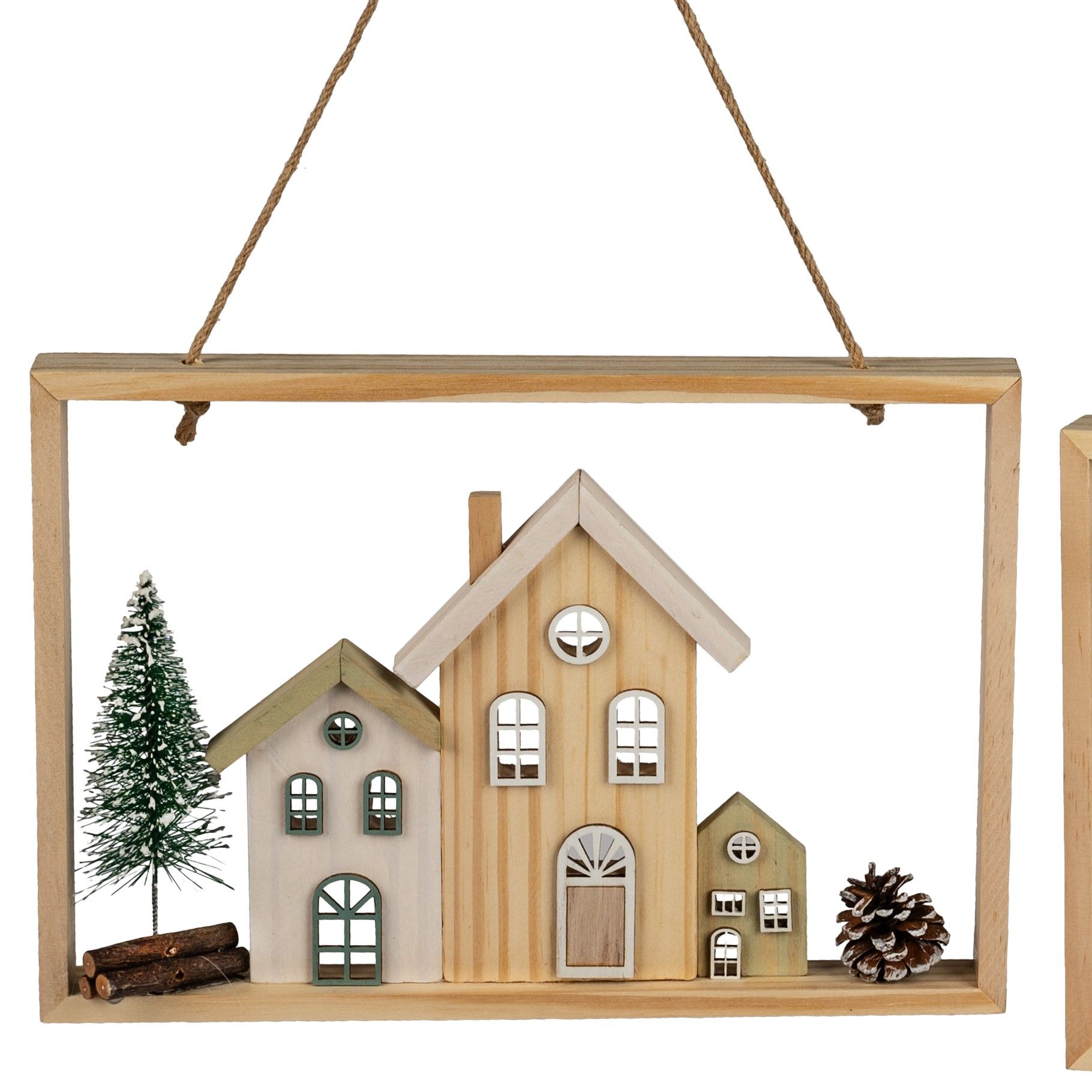 Dekorative Holzrahmen mit drei kleinen Häusern, einem Tannenbaum, Holzscheiten und einer Tannenzapfen.