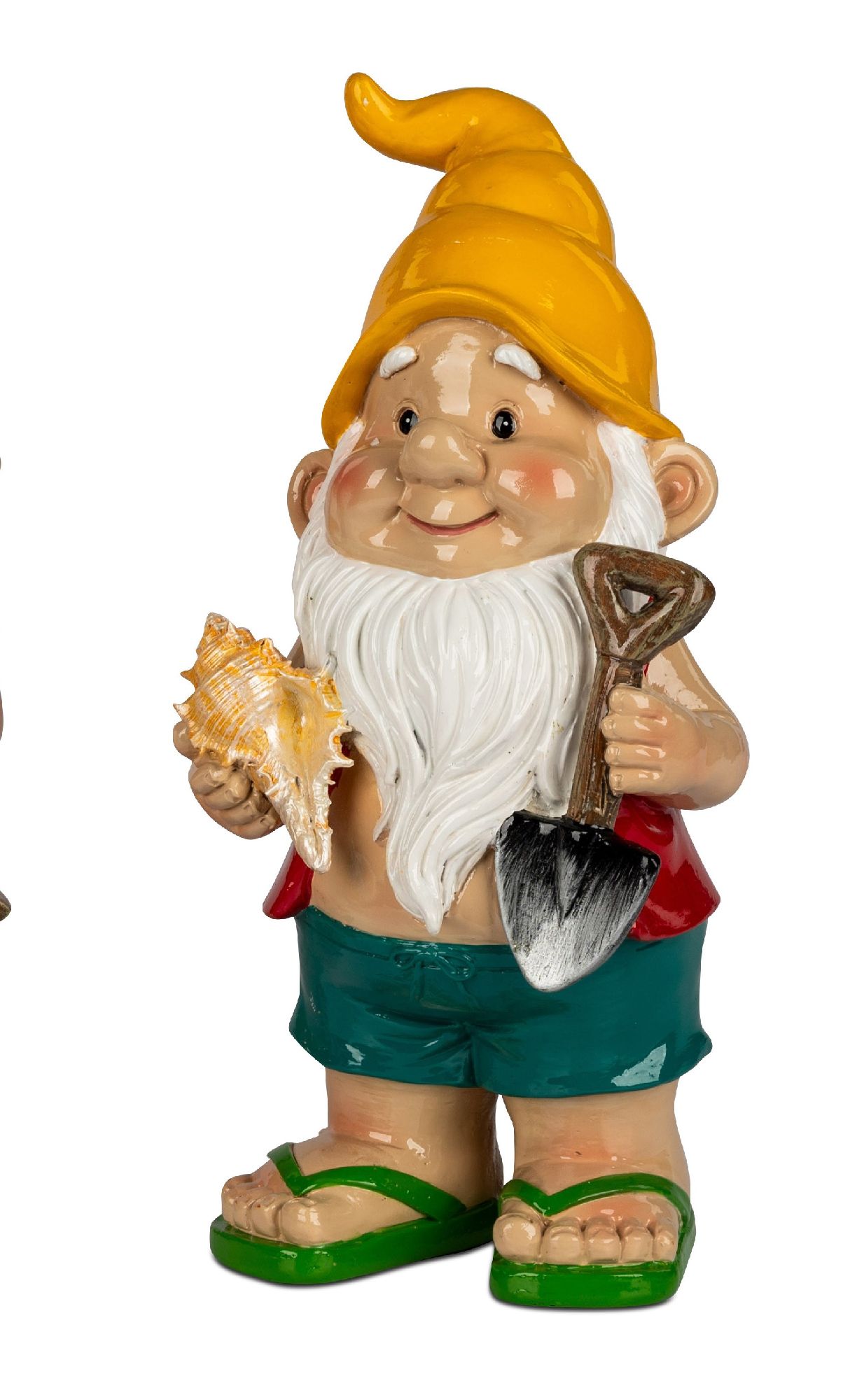 Ein Gartenzwerg mit gelbem Hut, weißem Bart, rotem Oberteil und grünen Shorts hält eine Muschel und eine Schaufel in der Hand.