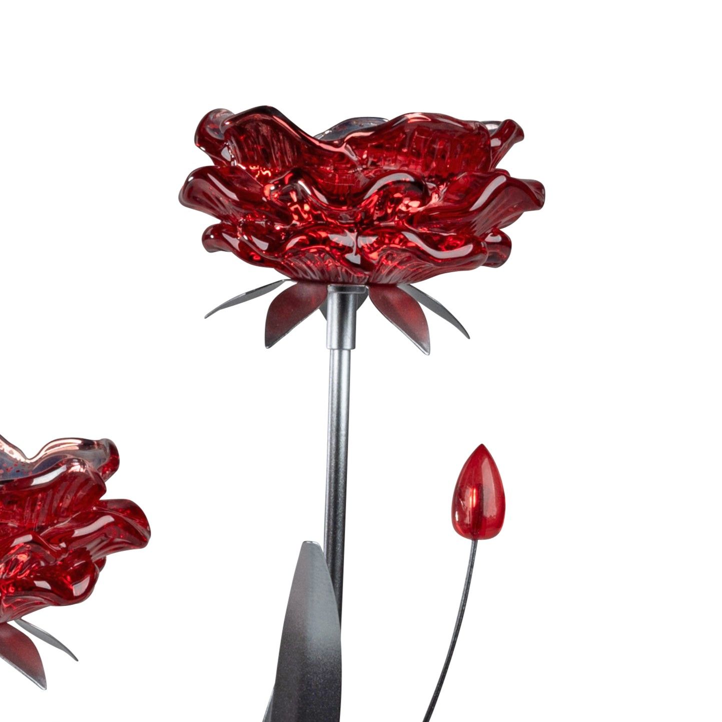 Rote Glasblume mit metallischem Stiel und Blättern, daneben eine kleinere rote Knospe.