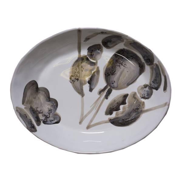 Ovaler Teller mit abstrakten, grauen und schwarzen Mustern auf weißem Grund.