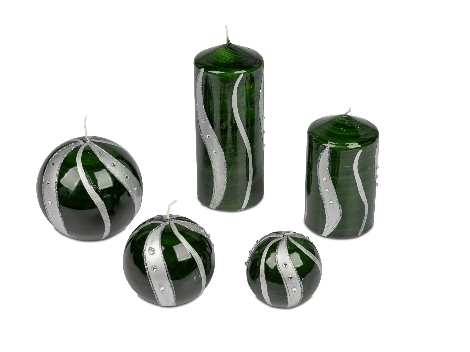 Fünf grüne Kerzen in verschiedenen Formen, verziert mit silbernen Bändern und kleinen, glänzenden El