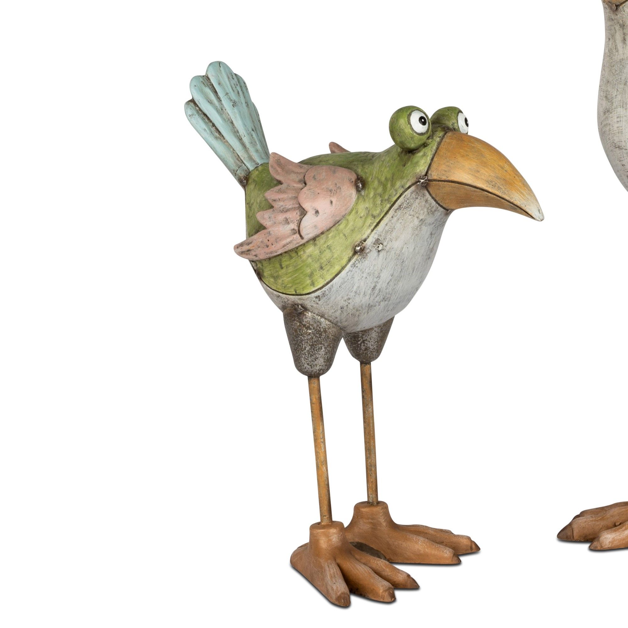 Zwei bunte Vogelfiguren aus Metall stehen nebeneinander. Eine hat einen grünen Körper und eine orangefarbene Schnabelspitze.