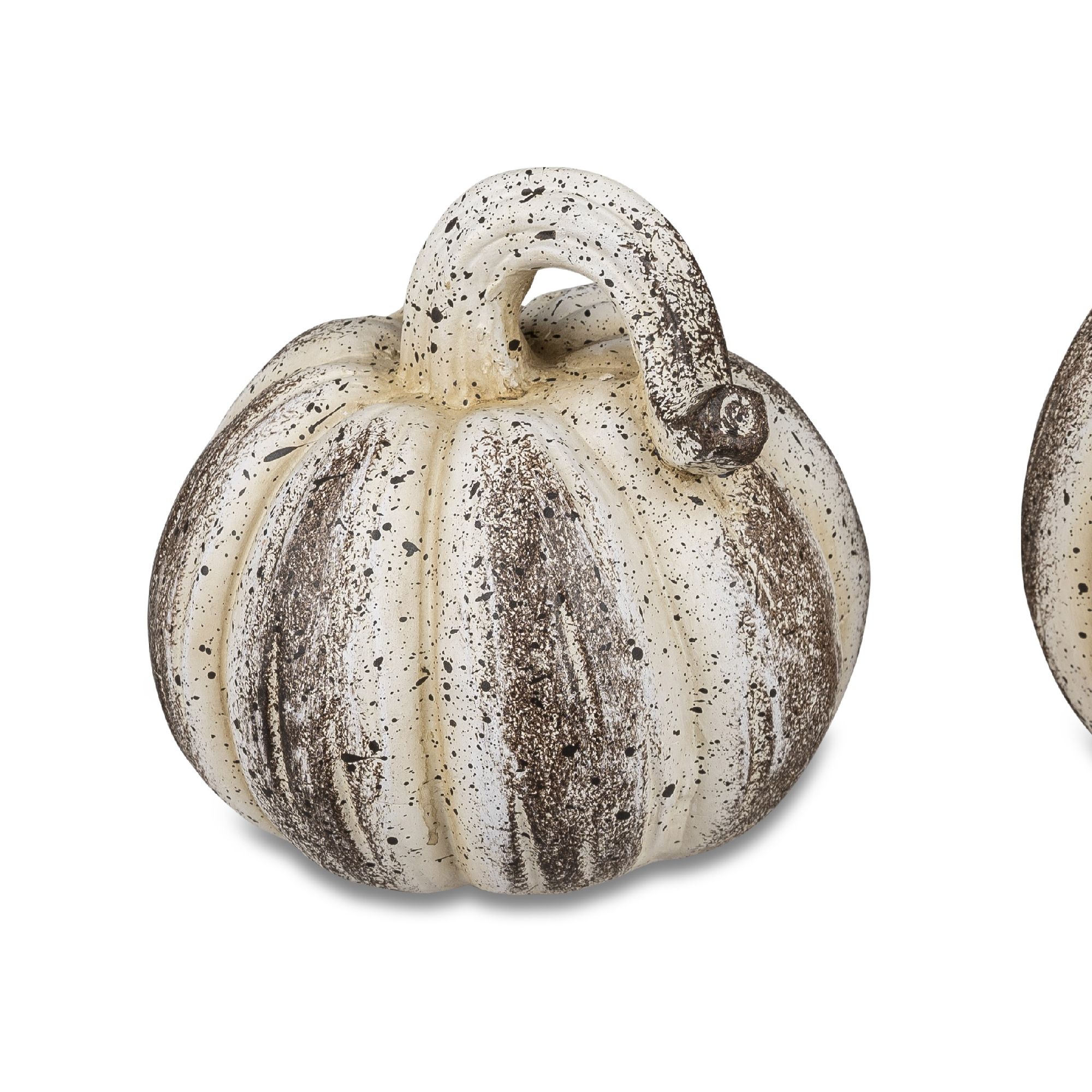 Dekorative Kürbisfigur in Weiß mit braunen Sprenkeln und gewundenem Stiel, auf einer neutralen Oberfläche platziert.