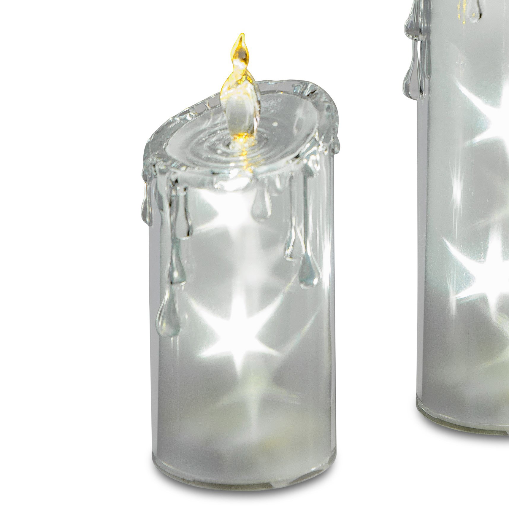 Zwei transparente LED-Kerzen mit flackerndem Licht und Tropfen, die von der Oberseite herablaufen.