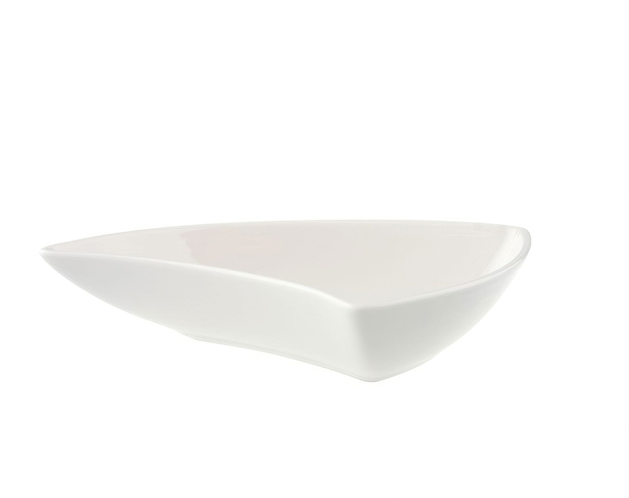 Weiße, dreieckige Schale aus Keramik mit sanften, geschwungenen Kanten auf einem weißen Hintergrund.