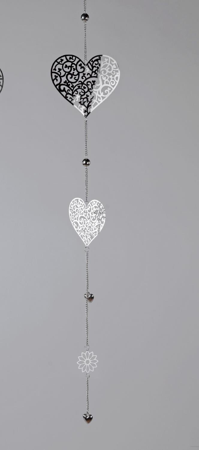 Hängende Dekoration mit zwei Herzen in Schwarz und Weiß sowie einer Blume, verbunden durch eine Kett