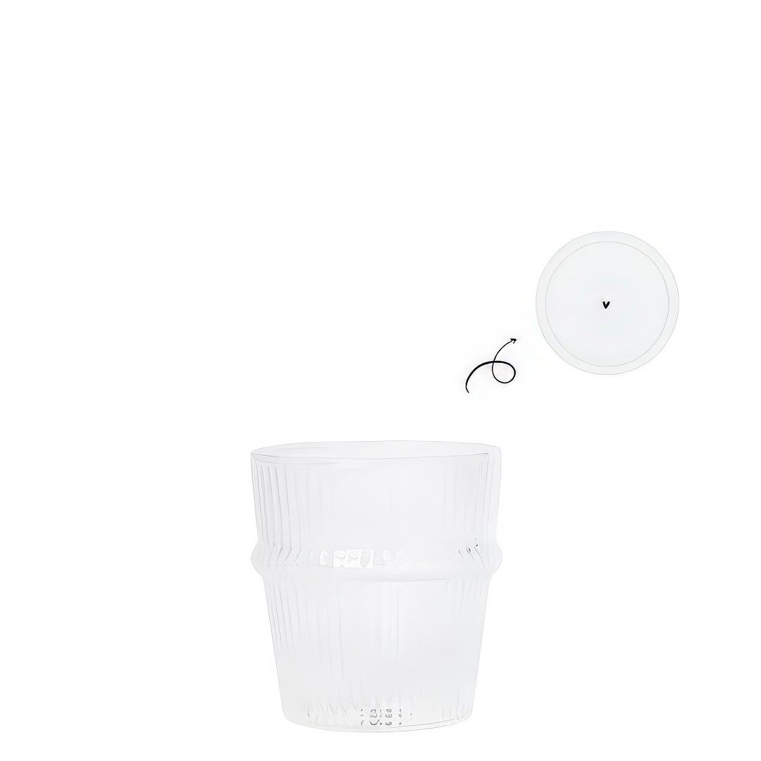 Ein transparenter, gerippter Becher aus Glas steht auf einem weißen Hintergrund. Daneben liegt ein runder Deckel.