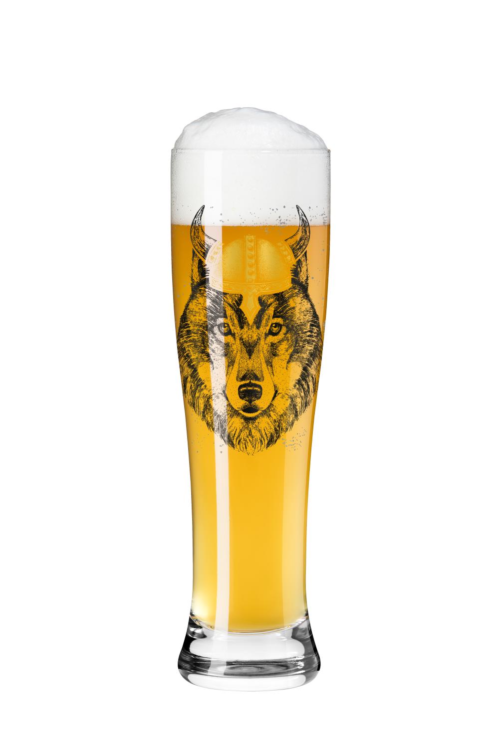 Ein Glas mit hellem Bier und schaumiger Krone, verziert mit einem Wolfsmotiv auf der Vorderseite.