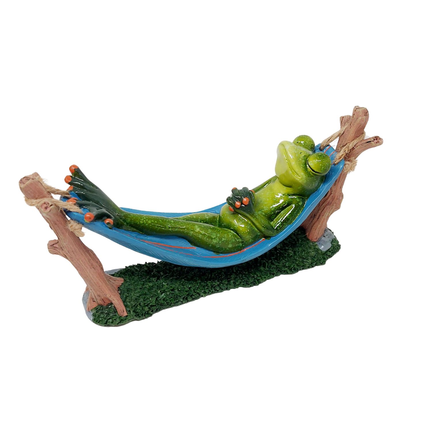 Grüne Froschfigur entspannt in blauer Hängematte zwischen zwei Holzpfosten