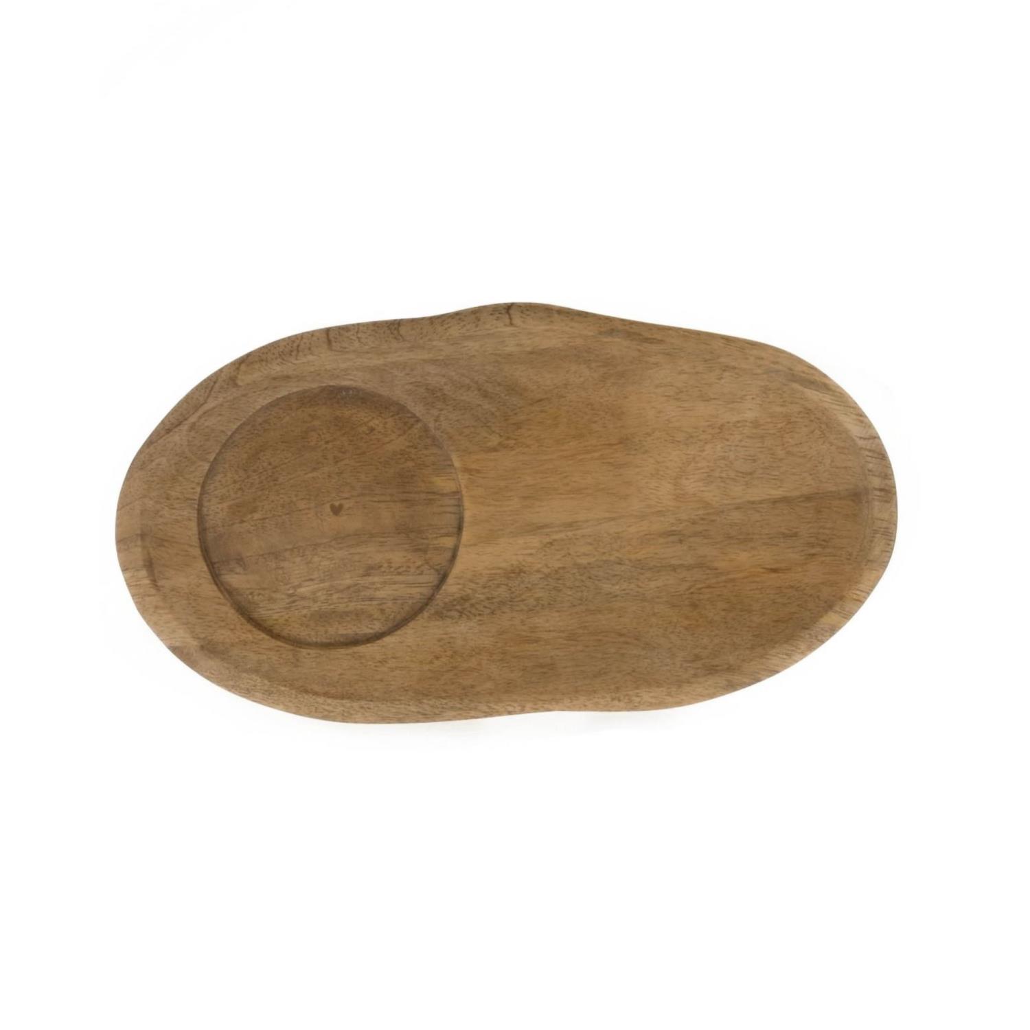 Holzplatte in ovaler Form mit einer runden Vertiefung auf der linken Seite, auf weißem Hintergrund.