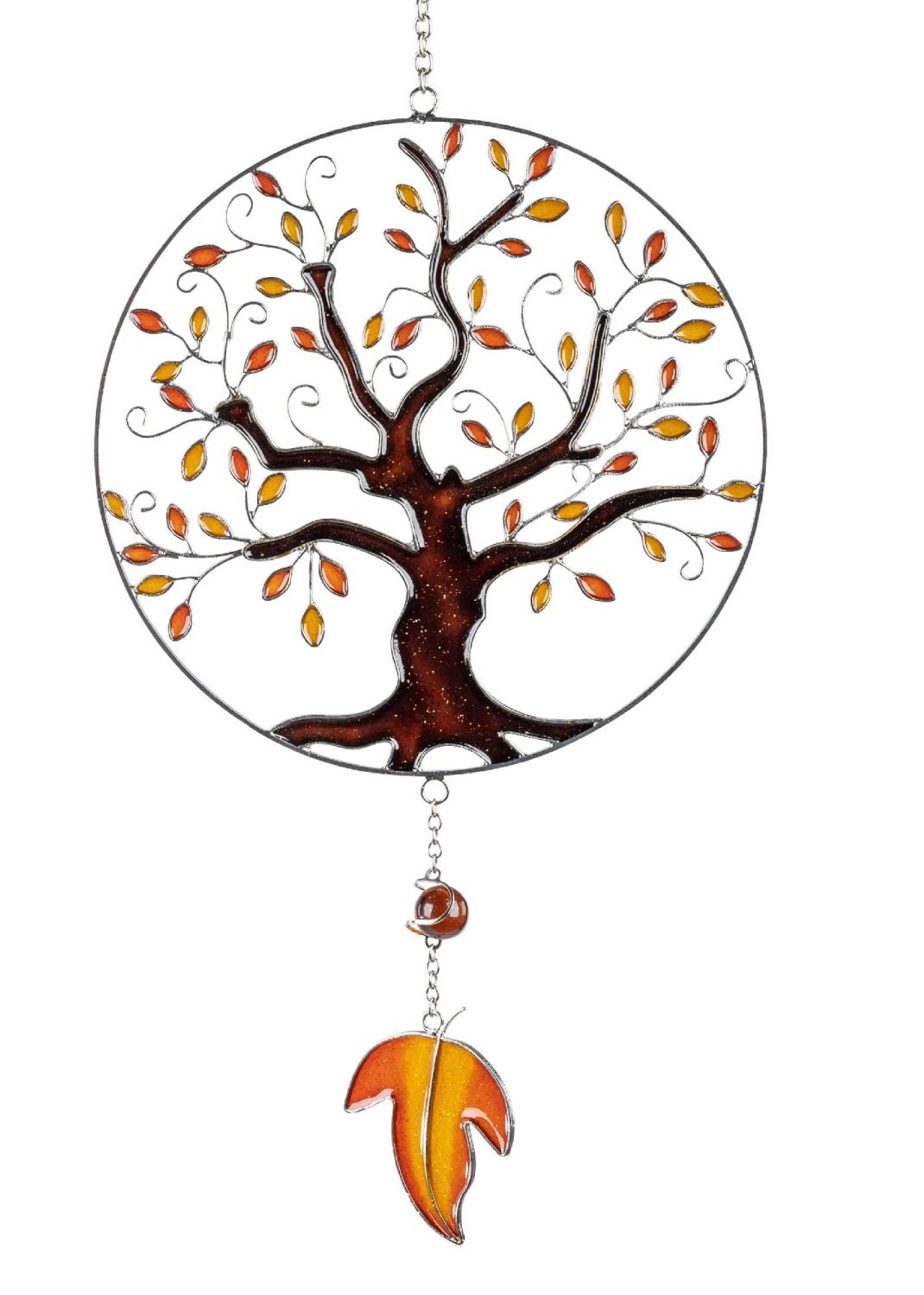 Ein runder Anhänger mit einem Baum aus Metall, verziert mit bunten Blättern in Gelb- und Orangetönen, hängt an einer Kette.