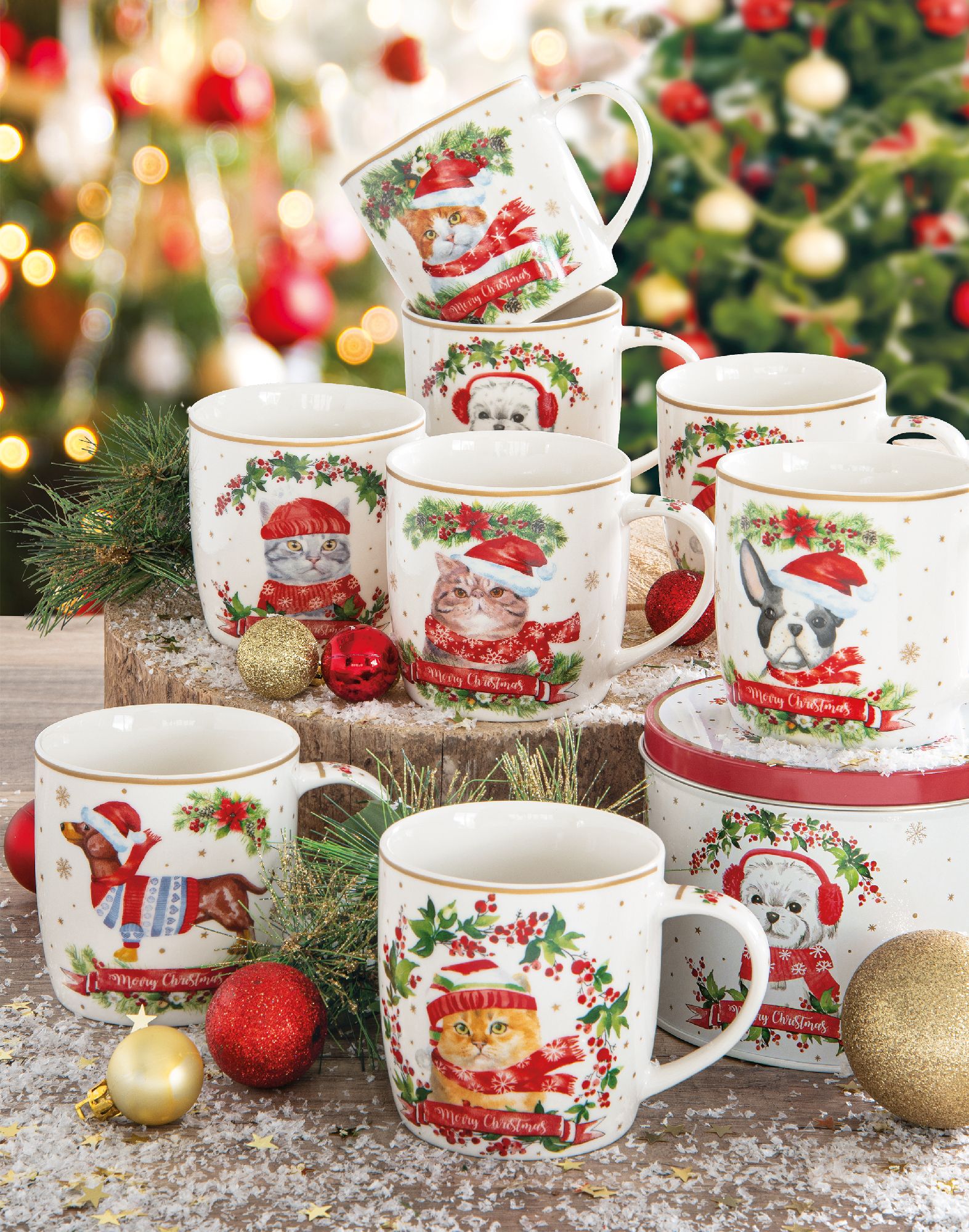 Eine Ansammlung von Tassen mit Tiermotiven, die Weihnachtsmützen tragen, umgeben von Weihnachtsdekoration und Glitzer.