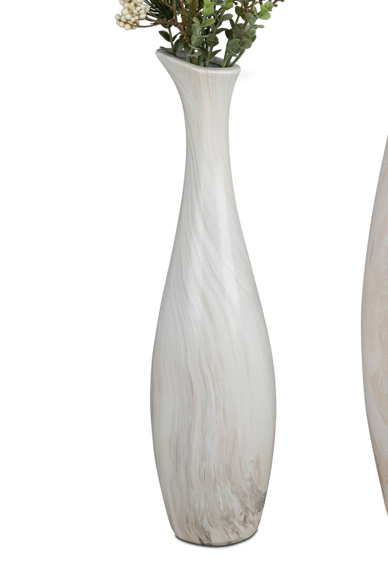 Eine schlanke, weiße Vase mit sanften, geschwungenen Linien und einer Öffnung an der Oberseite, gefü