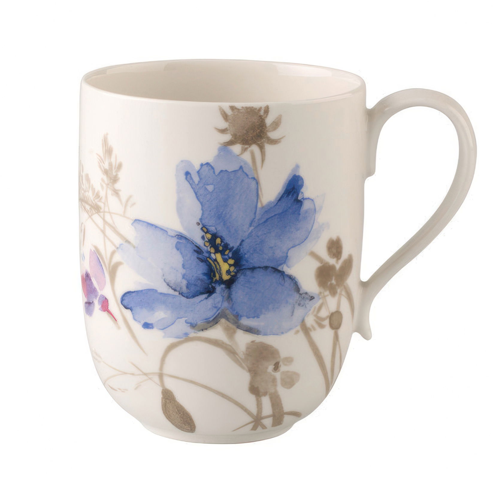 Weißer Becher mit blauen und lila Blumenmotiven sowie feinen, braunen Linien. Der Becher hat einen Henkel.