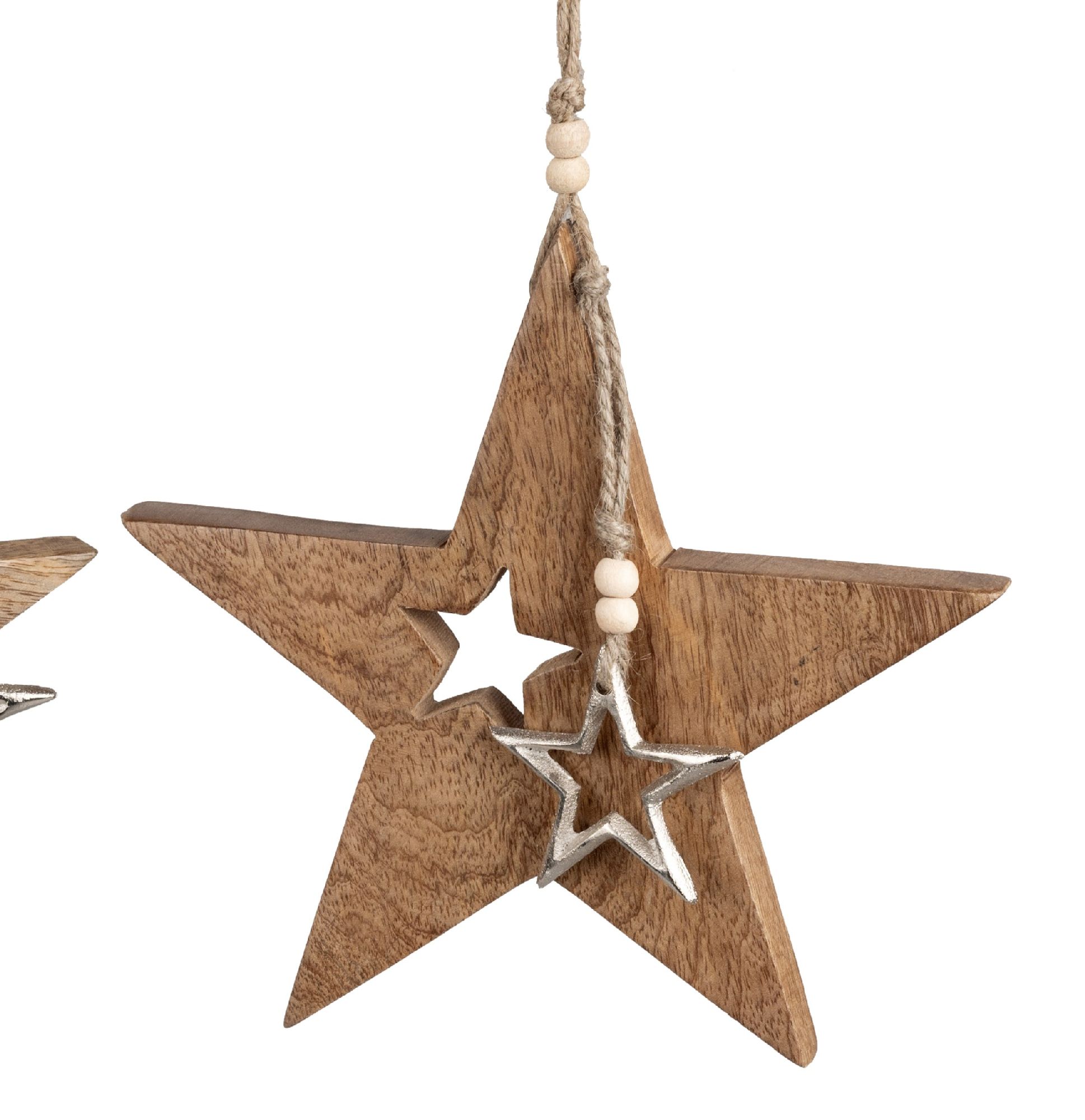 Zwei hängende Sterne aus Holz, einer mit einem kleinen, silbernen Stern und einem Loch in der Mitte.