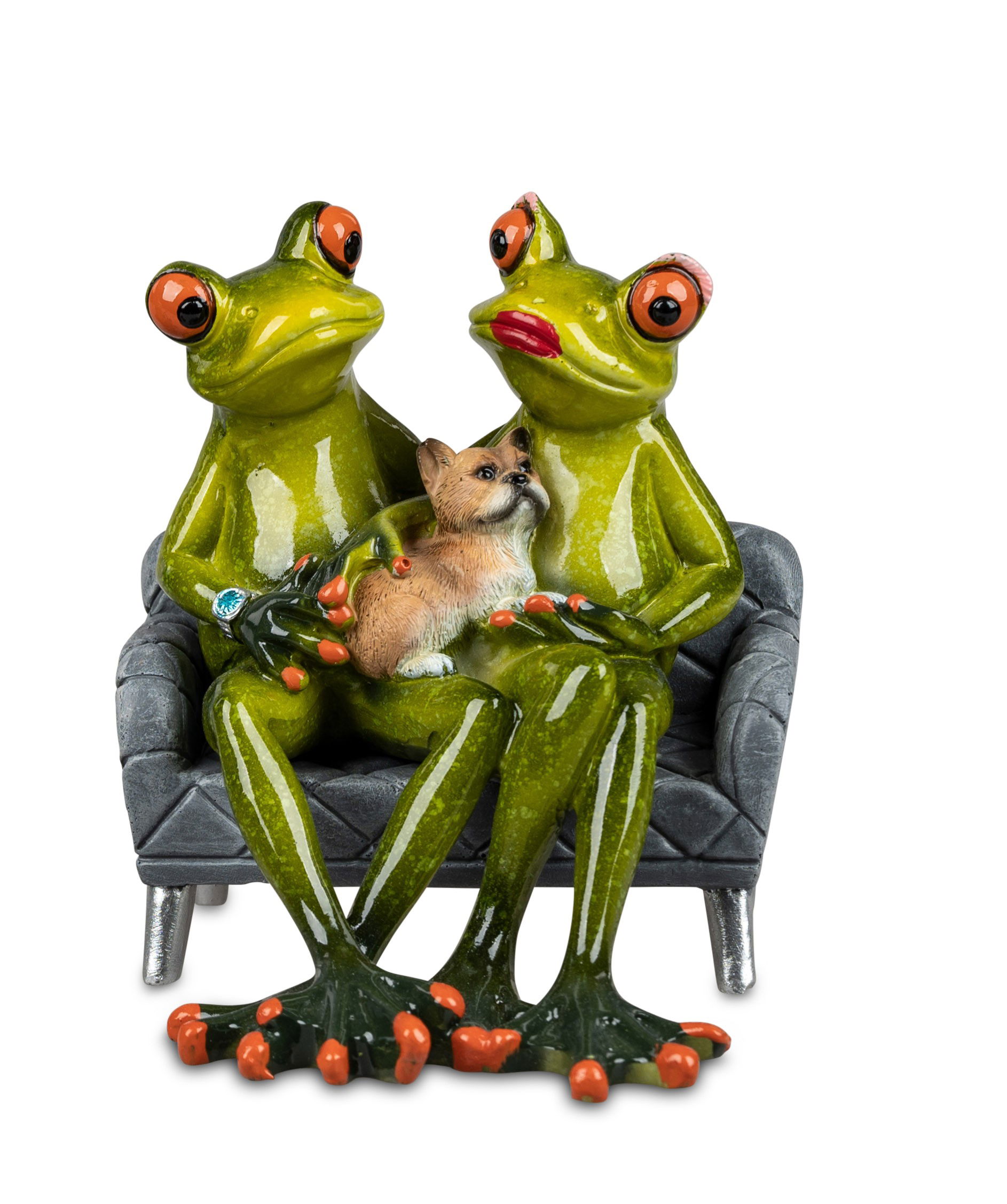 Zwei grüne Frösche mit großen Augen sitzen auf einem grauen Sofa, zwischen ihnen ein kleiner Hund.