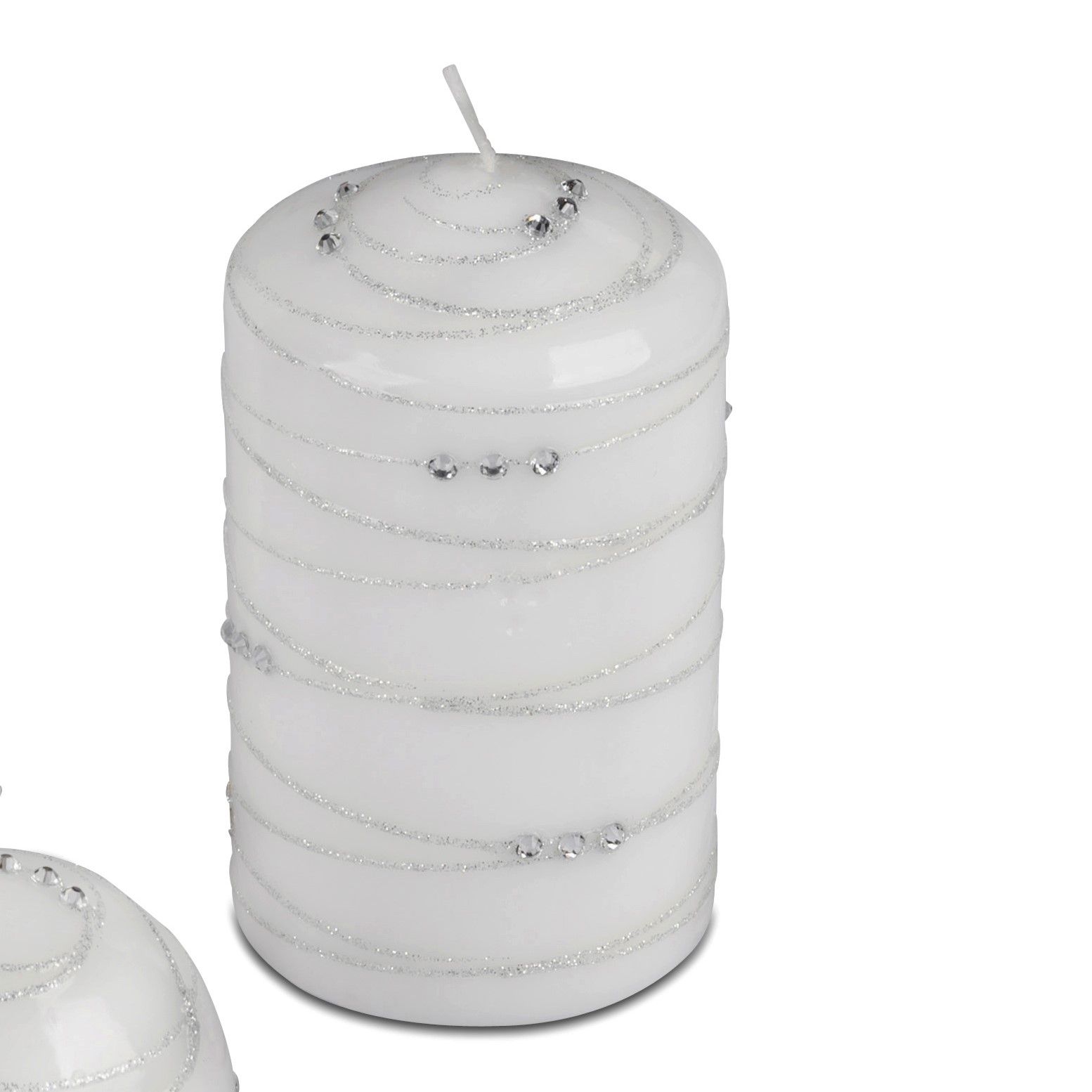 Weiße Säulenk candle mit silbernen Verzierungen und einem Docht oben. Die Oberfläche ist glatt und g