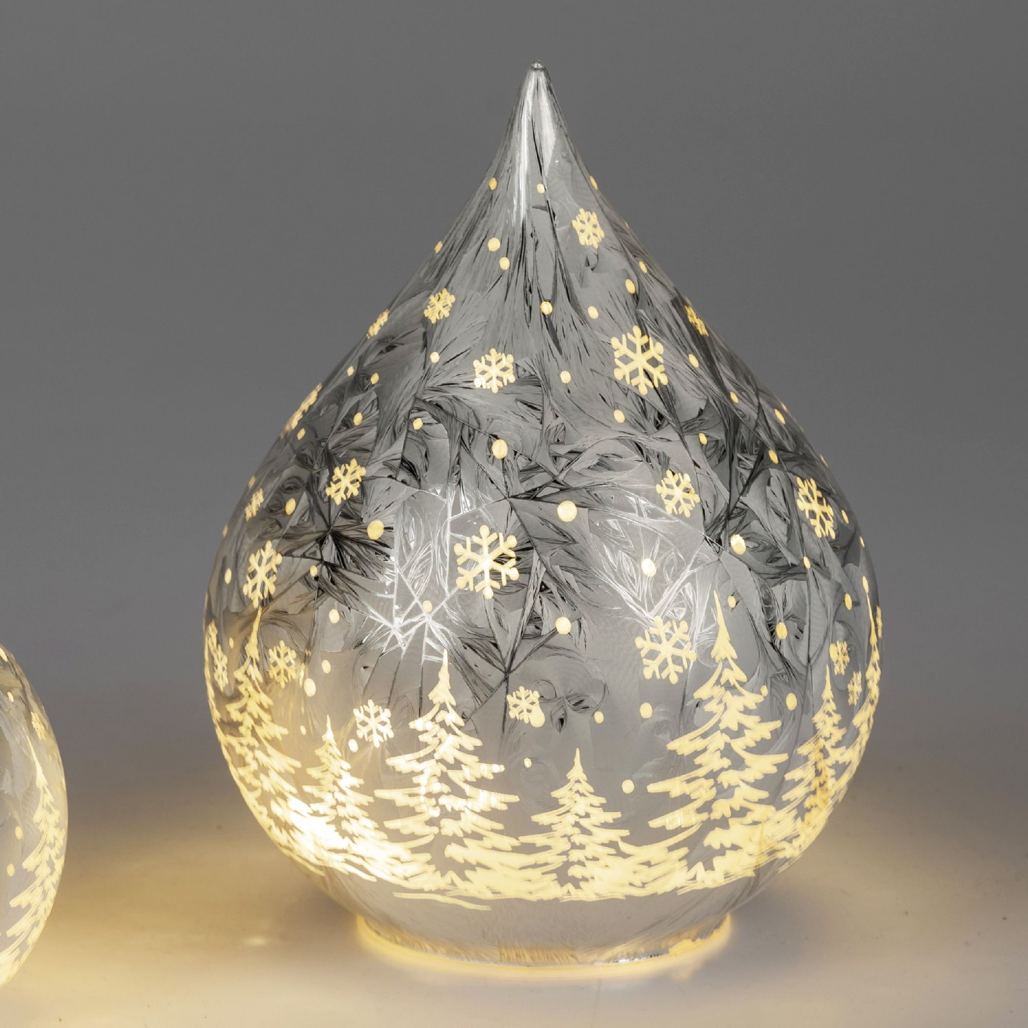 Dekorative, gläserne Lampe in Tropfenform mit Schneeflocken- und Tannenbaum-Muster, sanft leuchtend