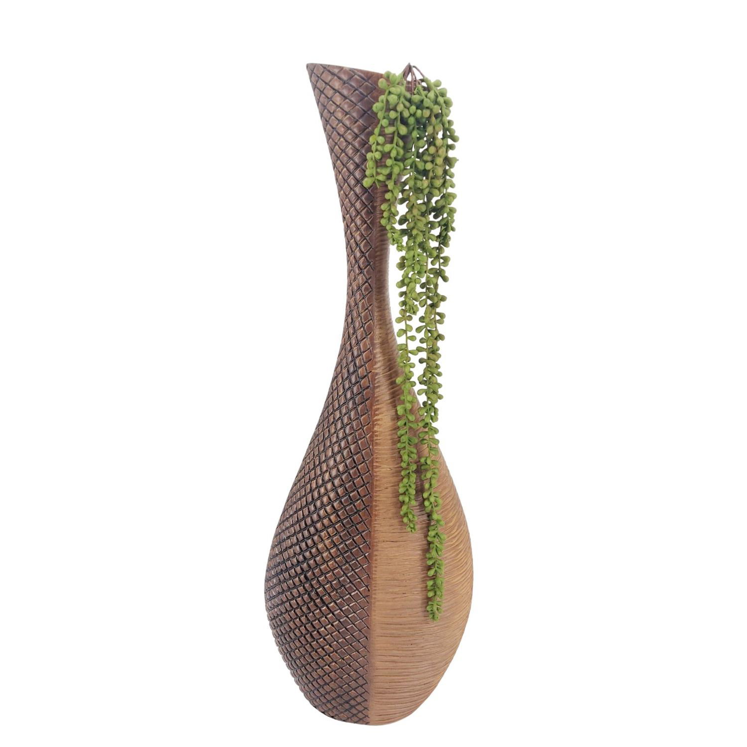 Vase mit geflochtener Oberfläche und hängenden grünen Pflanzen