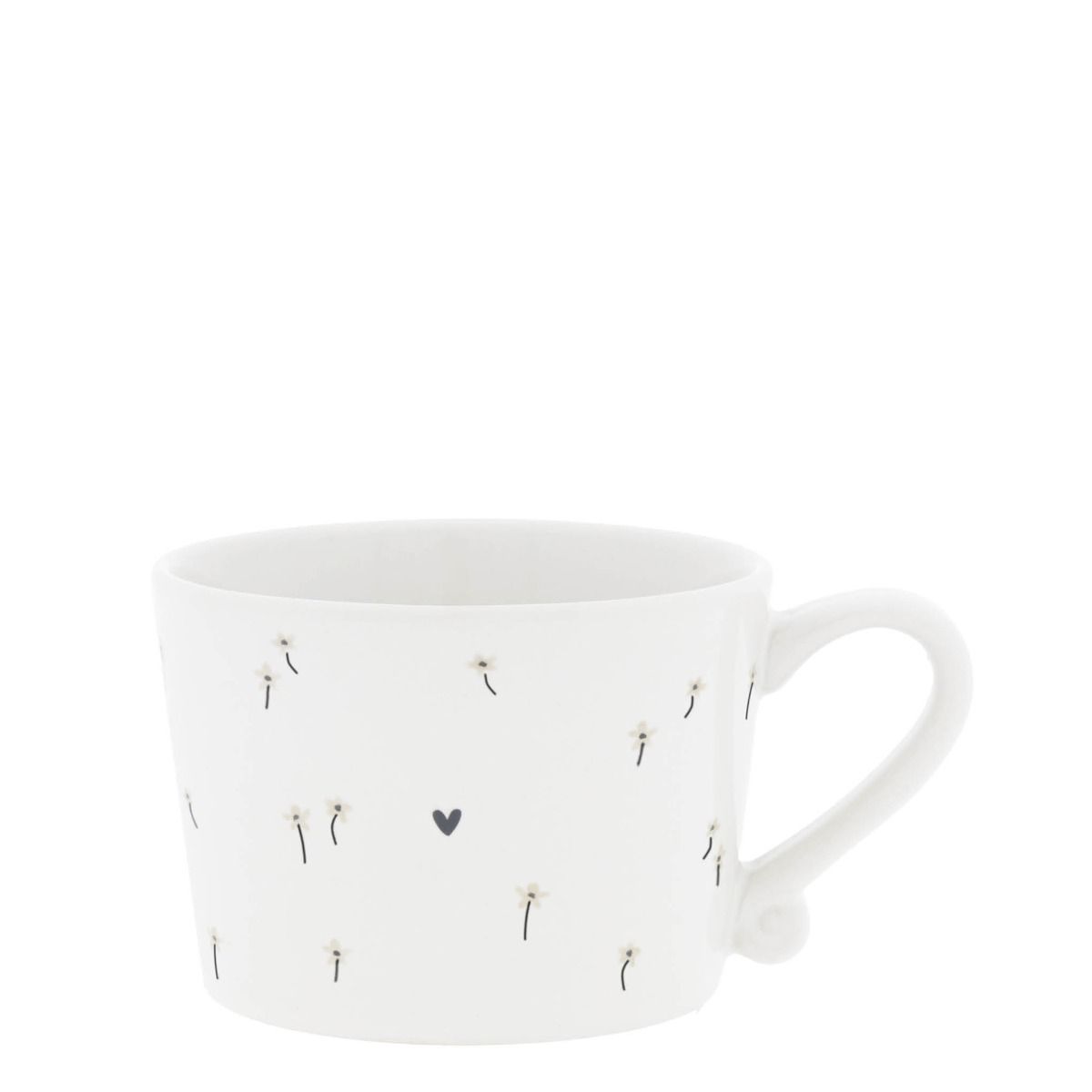 Weiße Tasse mit kleinen, schwarzen und weißen Blumenmustern sowie einem kleinen Herz in der Mitte. S