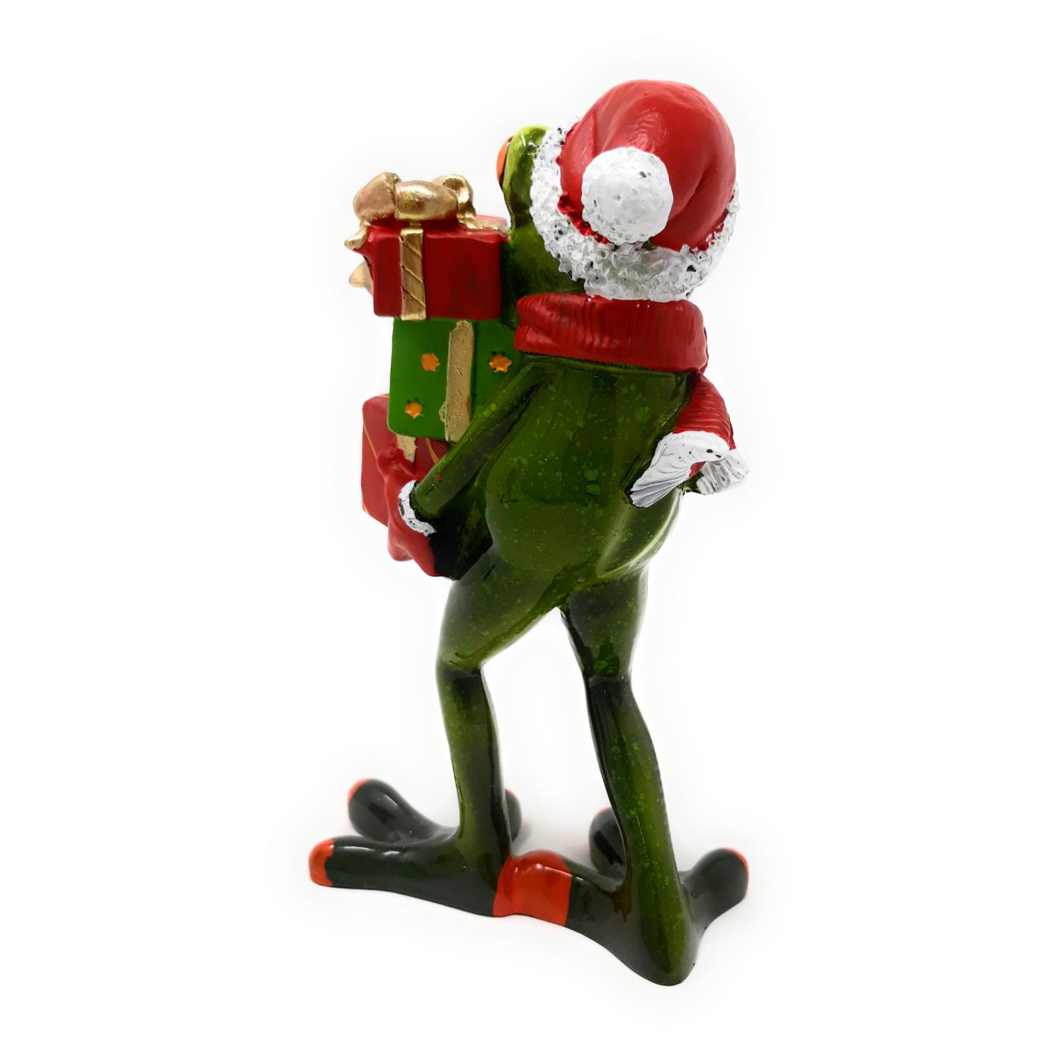 Eine grüne Figur mit Weihnachtsmütze trägt Geschenke in der Hand. Sie steht auf einem schwarzen Unte