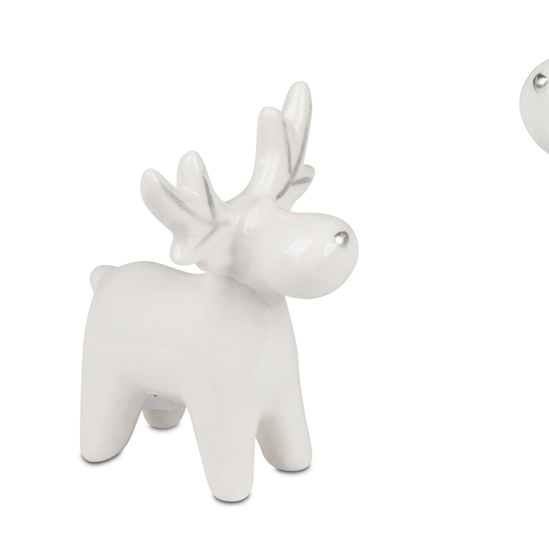 Weißes, glasiertes Keramikrentier mit silbernen Details und großen, aufrechten Geweih. Steht auf vie
