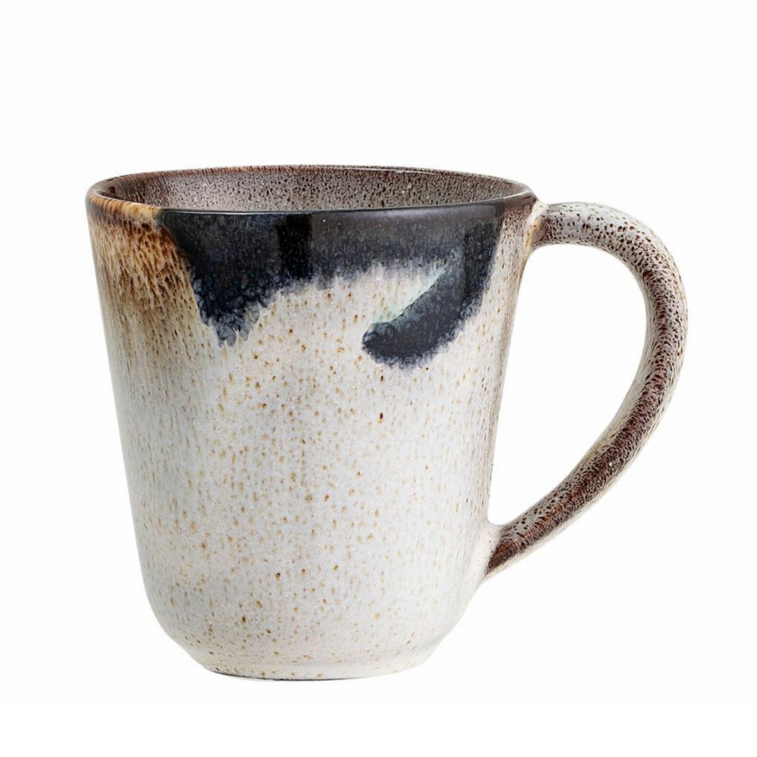 Eine helle Keramiktasse mit einem grauen Rand und einem seitlichen Henkel. Die Oberfläche ist leicht strukturiert.