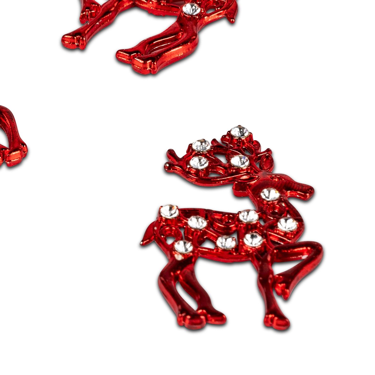 Drei rote, glitzernde Rehfiguren mit Strasssteinen auf weißem Hintergrund.