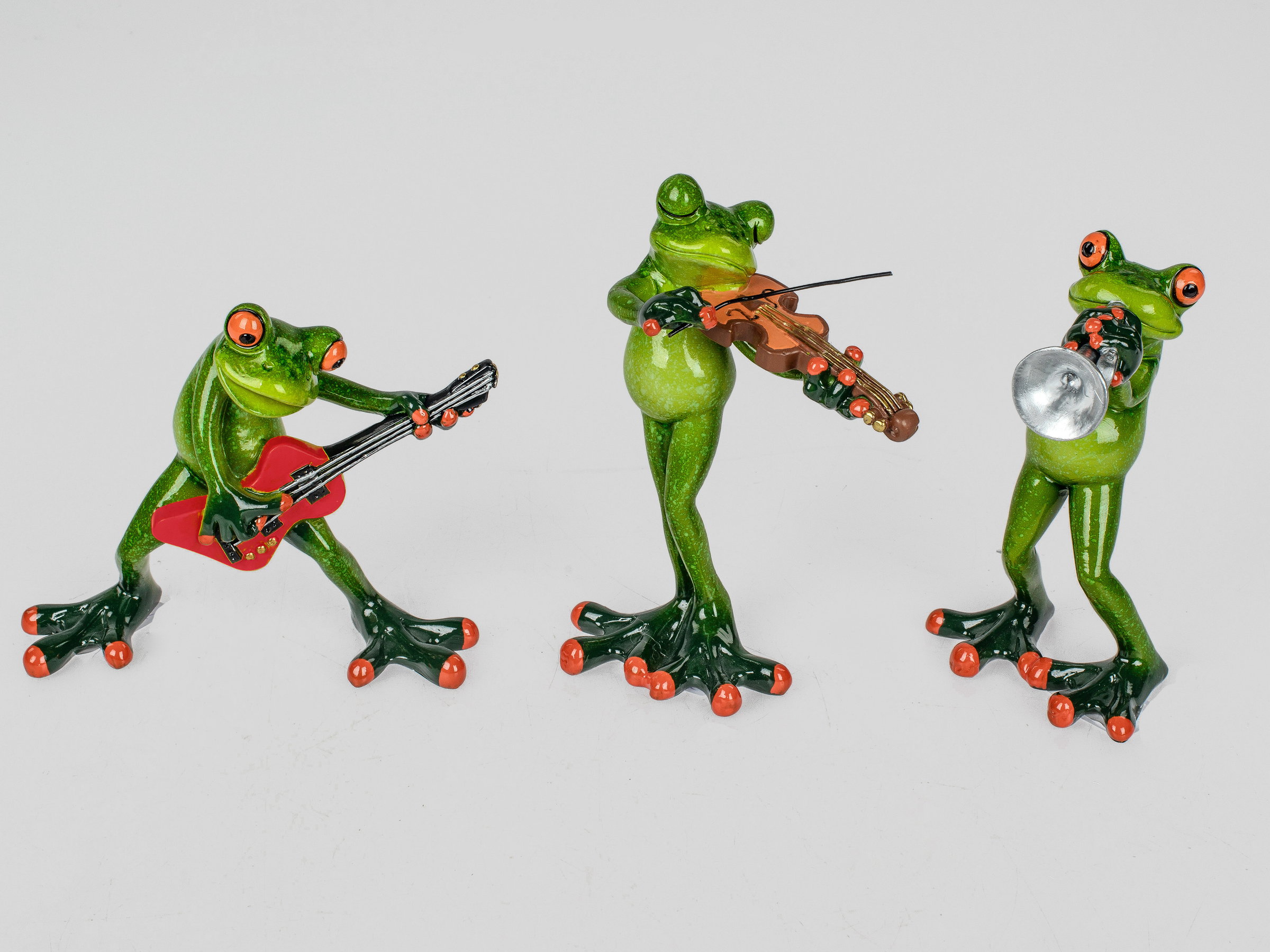 Drei grüne Frösche mit roten Augen spielen verschiedene Musikinstrumente: Gitarre, Geige und Trompet