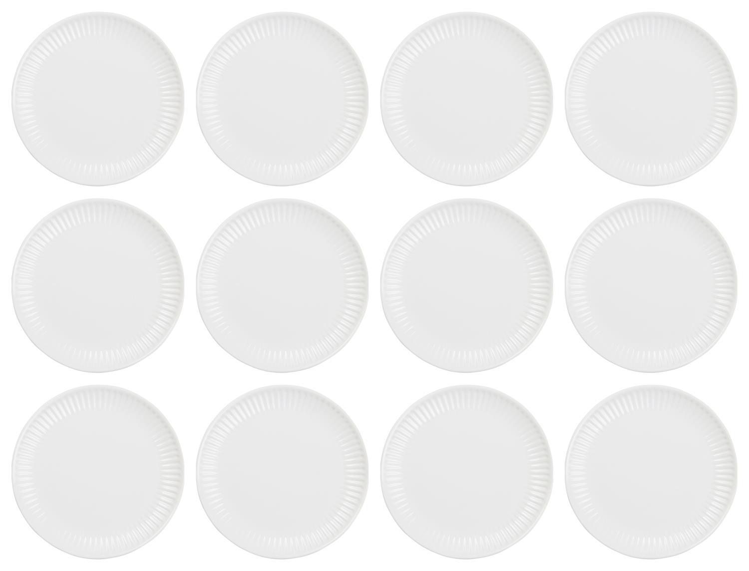 Zwölf weiße Pappteller in einem Raster angeordnet, mit gewelltem Rand und glatter Oberfläche.
