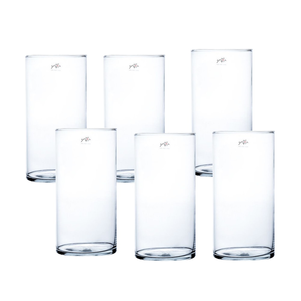 Ein transparenter, zylindrischer Glasbehälter ohne Inhalt, mit glatter Oberfläche und rundem Boden.