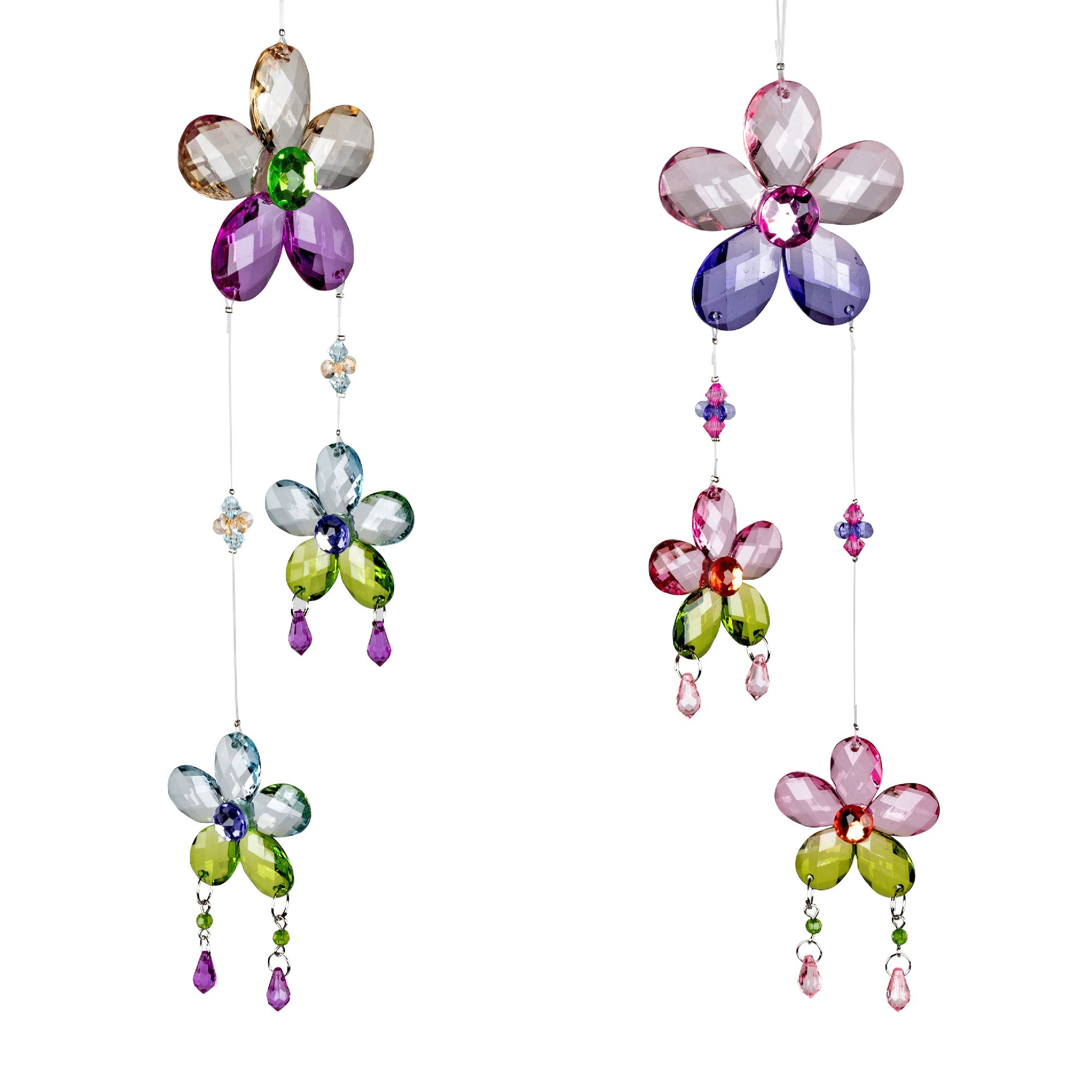 Bunte, glitzernde Blumen aus Kristall in verschiedenen Farben hängen an Fäden, einige mit Tropfenanh
