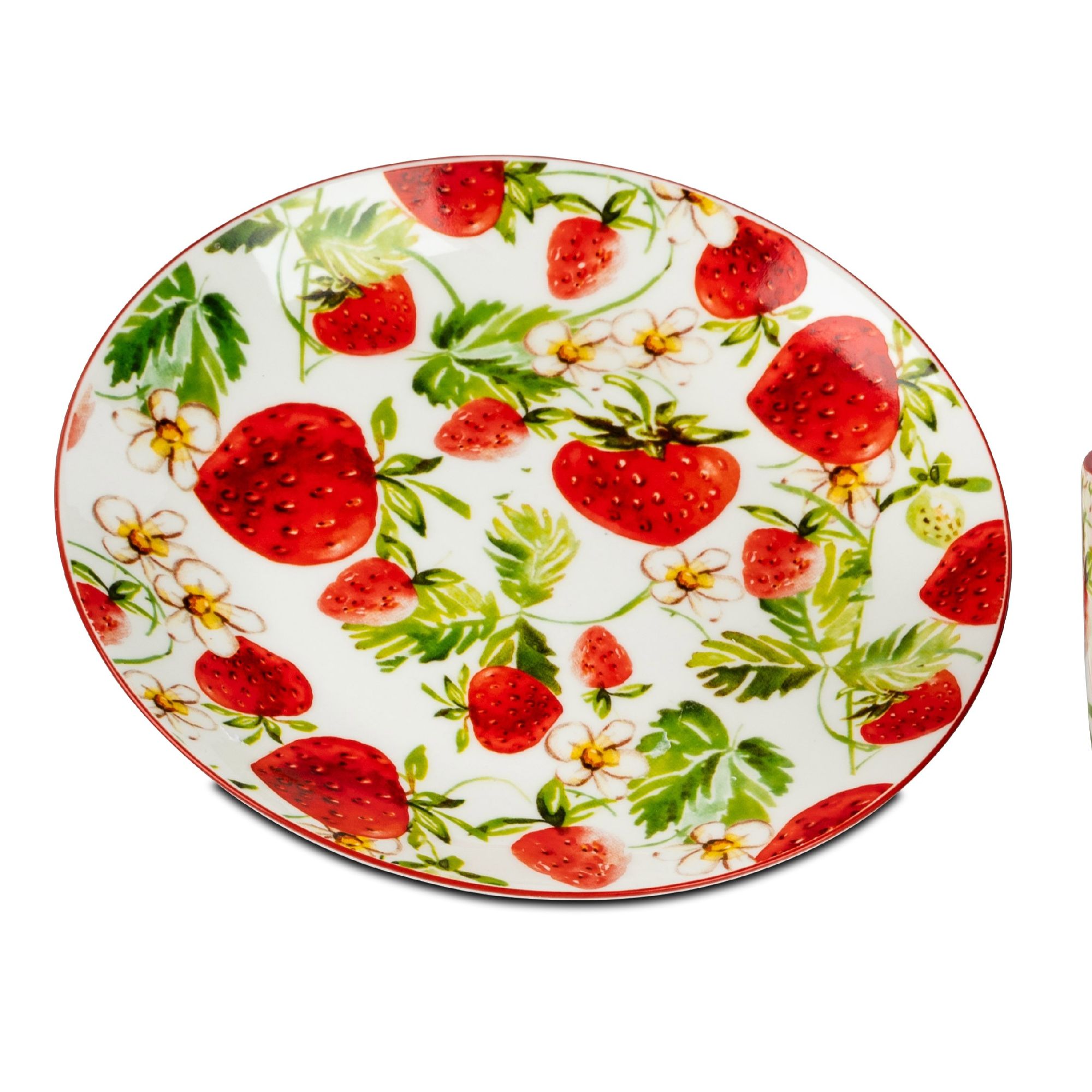 Ein runder Teller mit einem Muster aus roten Erdbeeren und grünen Blättern auf weißem Hintergrund.